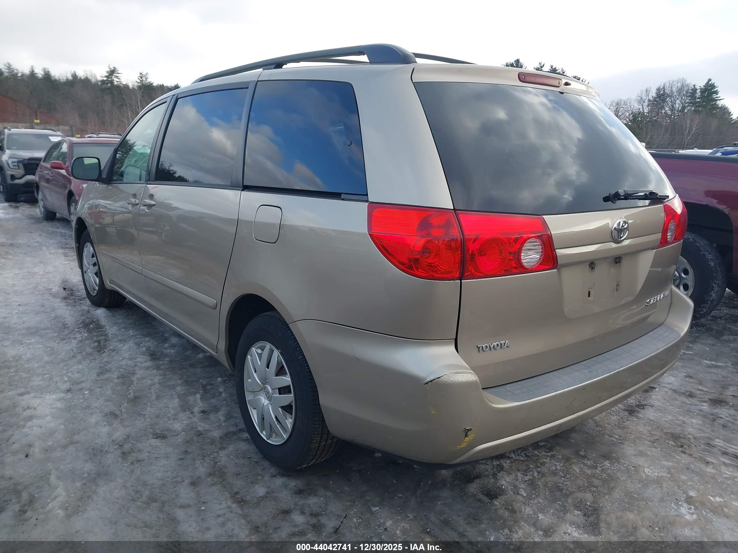 TOYOTA SIENNA image 3