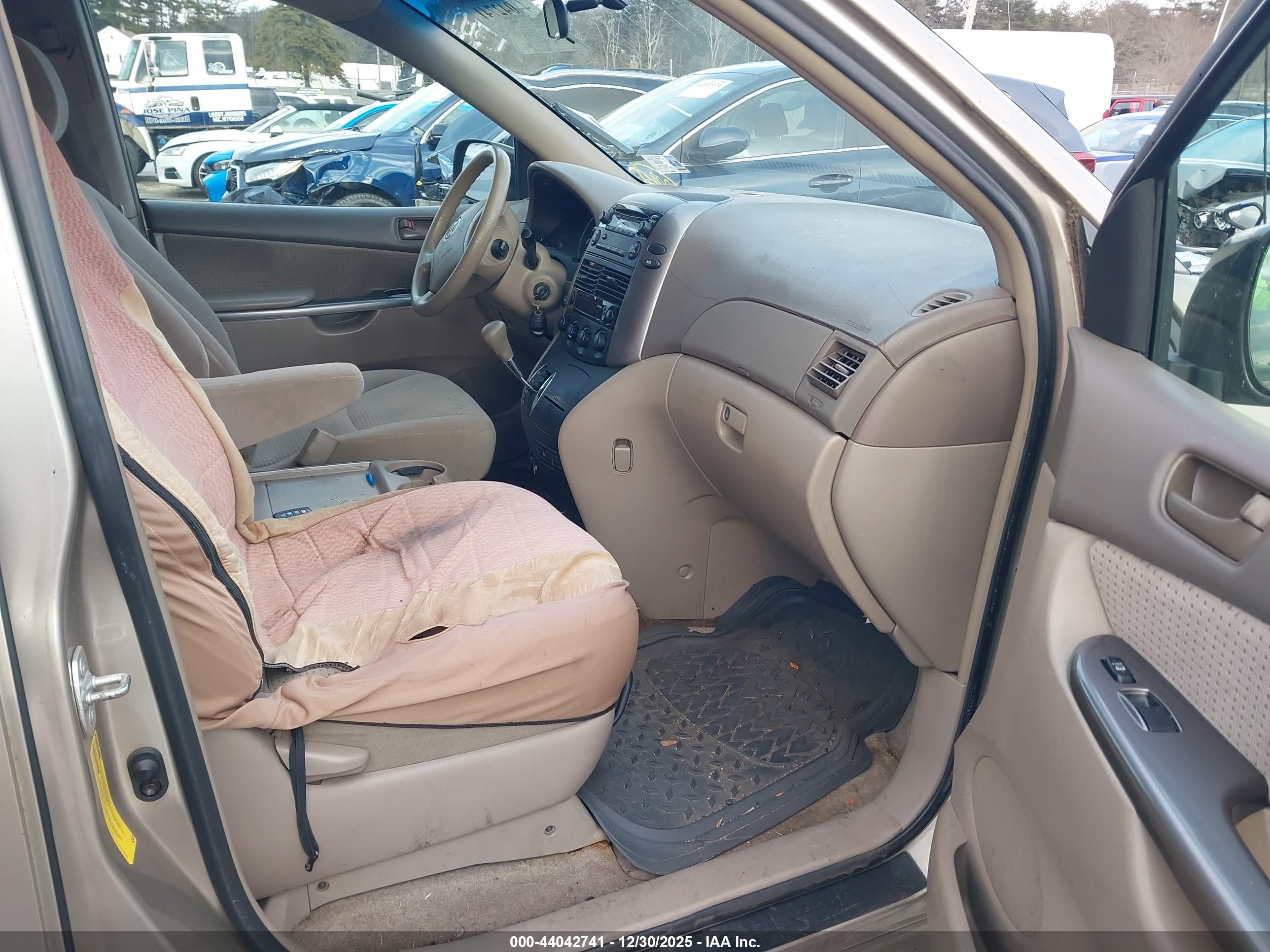 TOYOTA SIENNA image 5