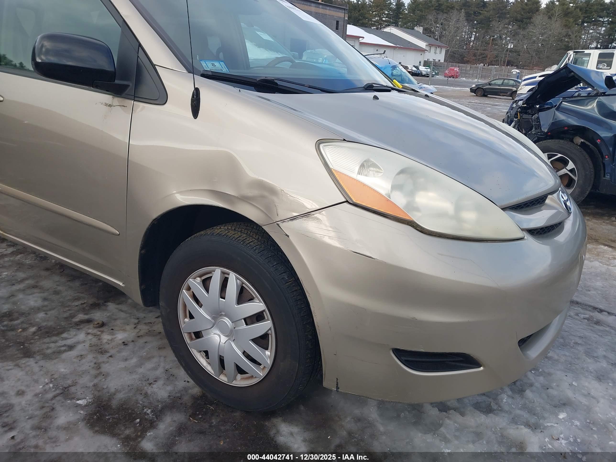 TOYOTA SIENNA image 6