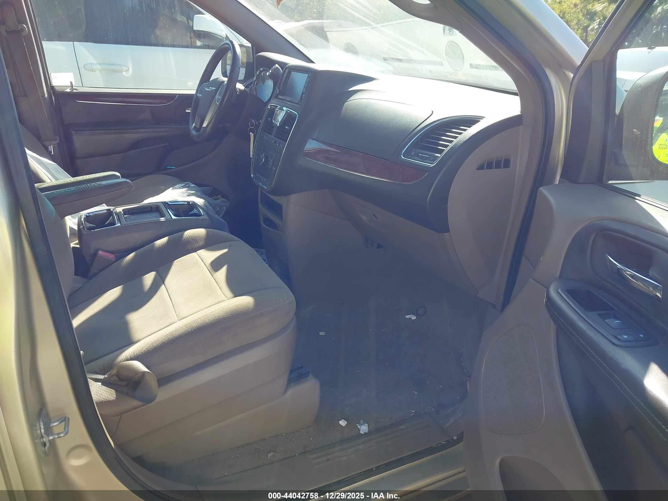 CHRYSLER TOWN image 5
