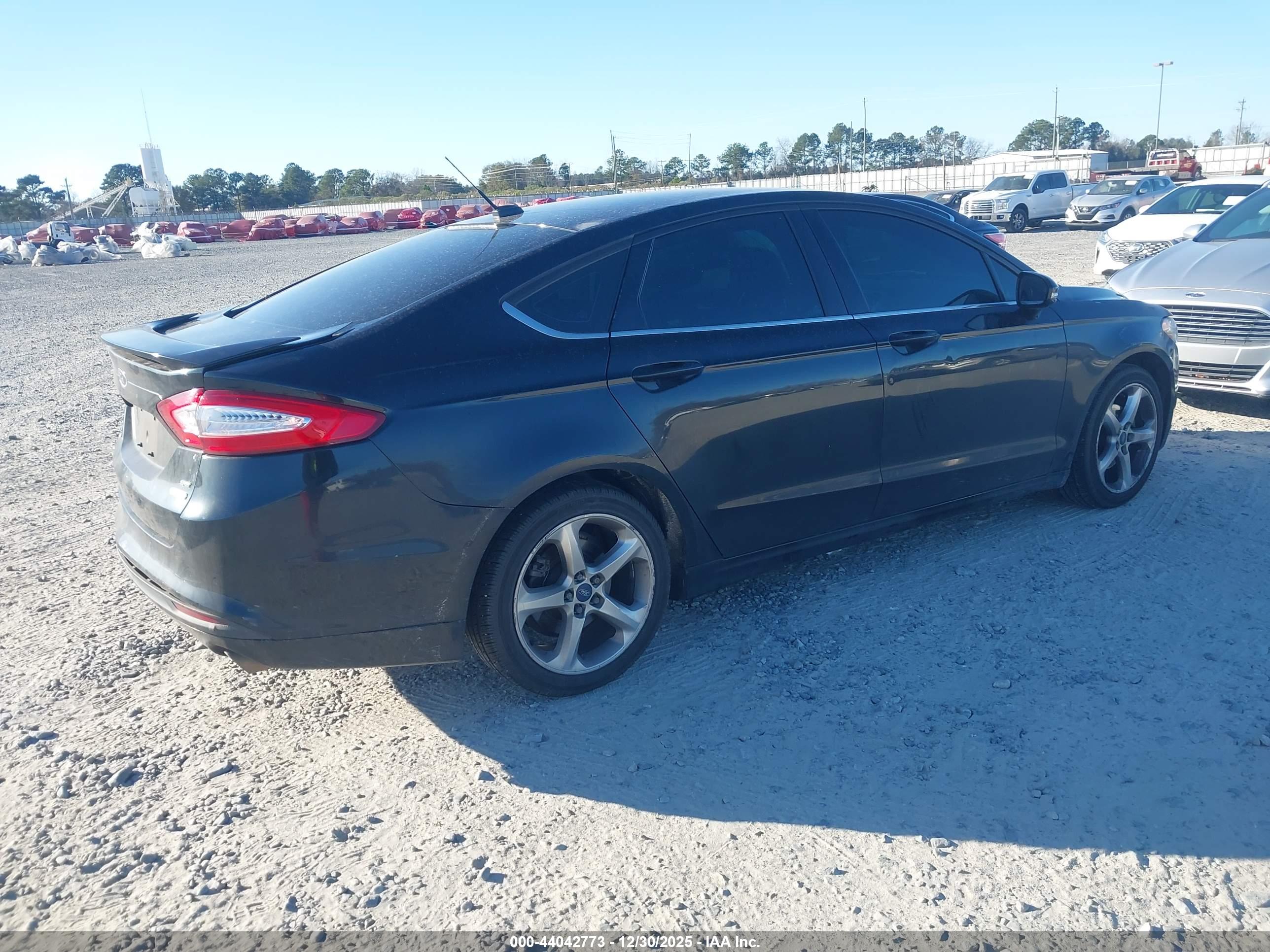 FORD FUSION image 4
