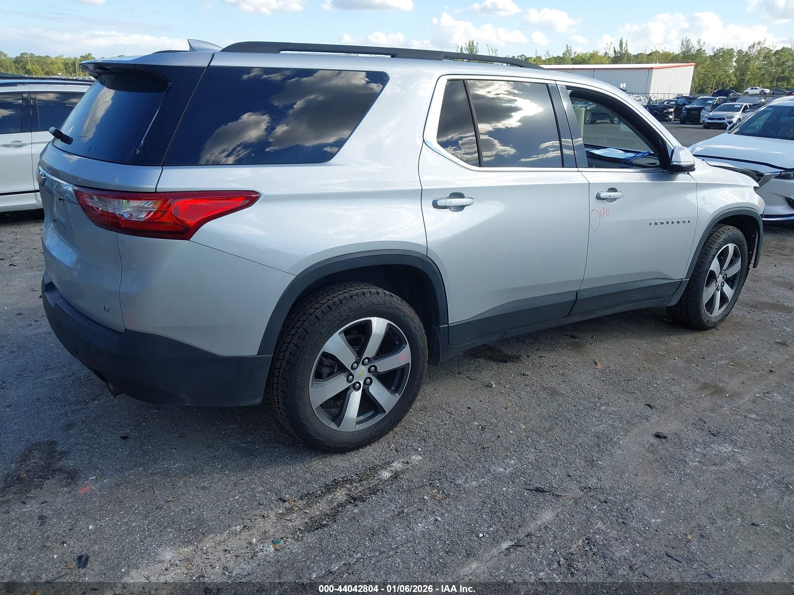 CHEVROLET TRAVERSE image 4
