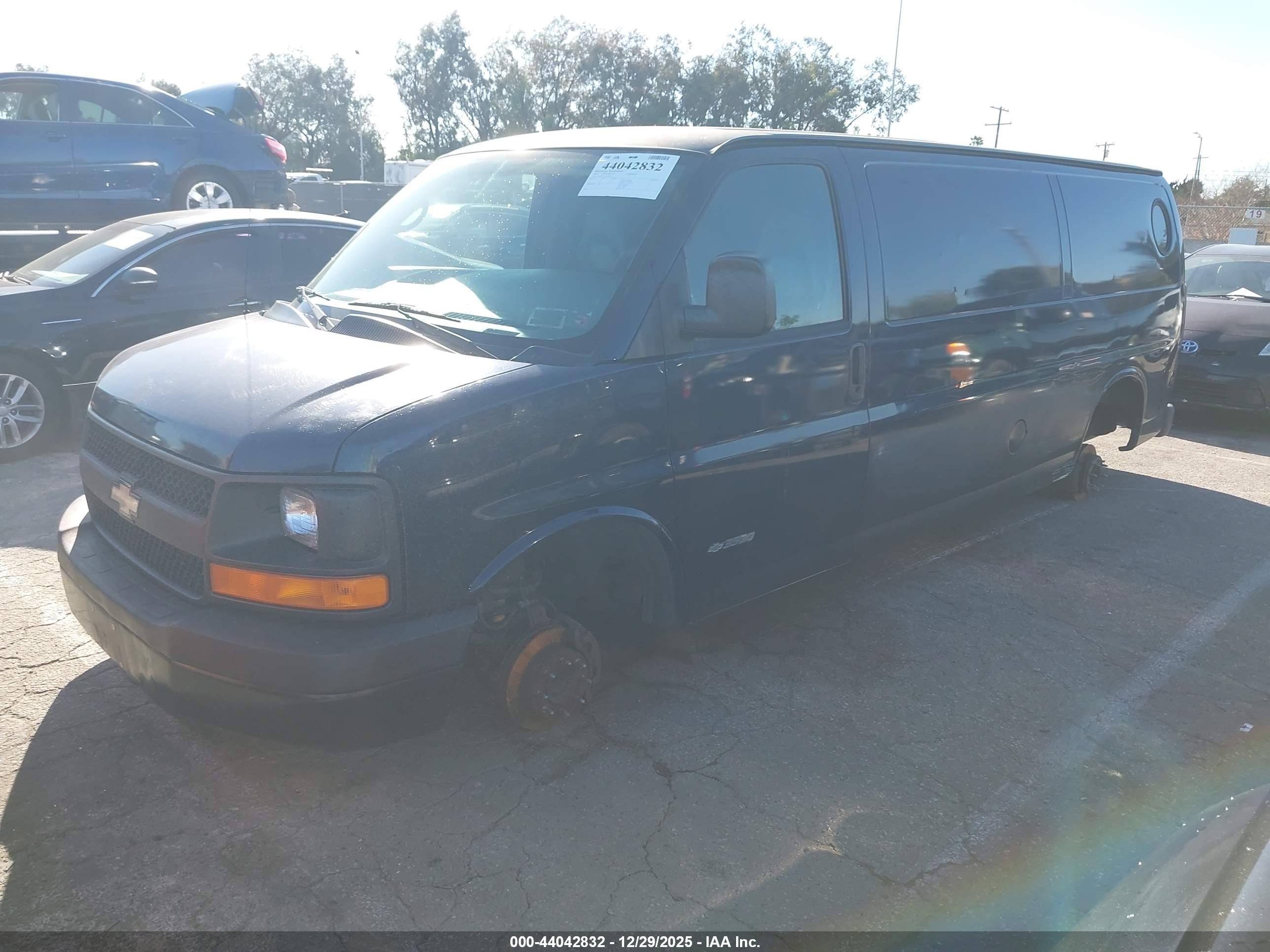 CHEVROLET EXPRESS image 2
