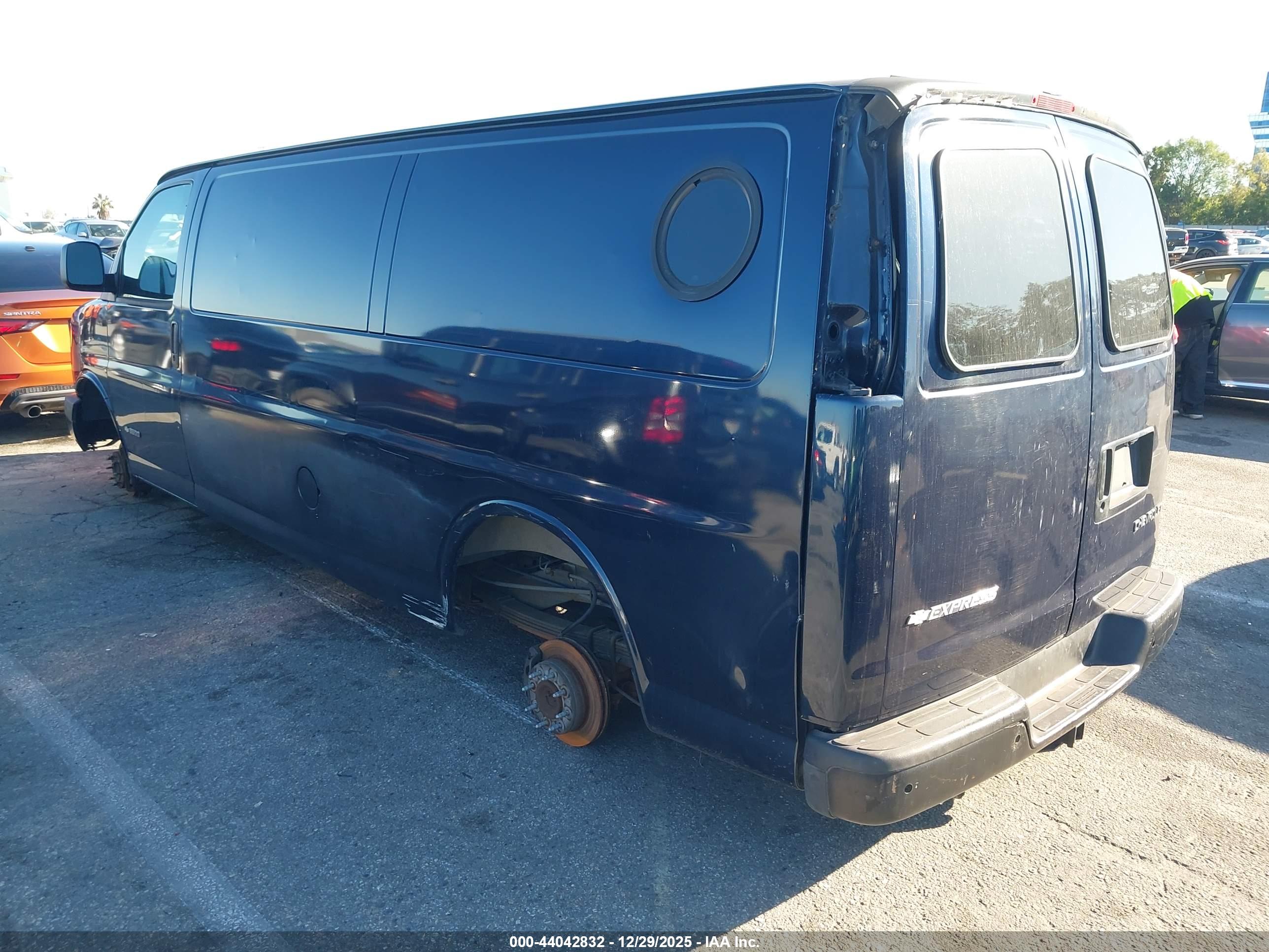 CHEVROLET EXPRESS image 3