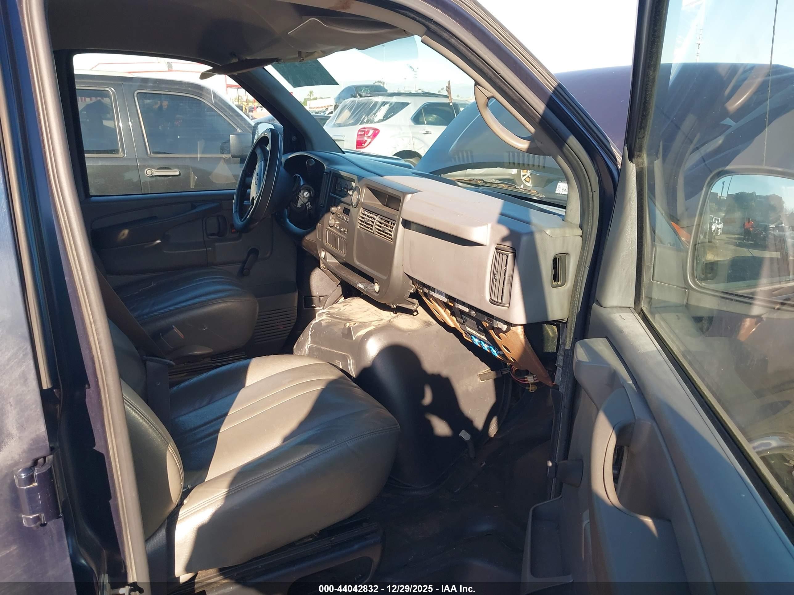 CHEVROLET EXPRESS image 5