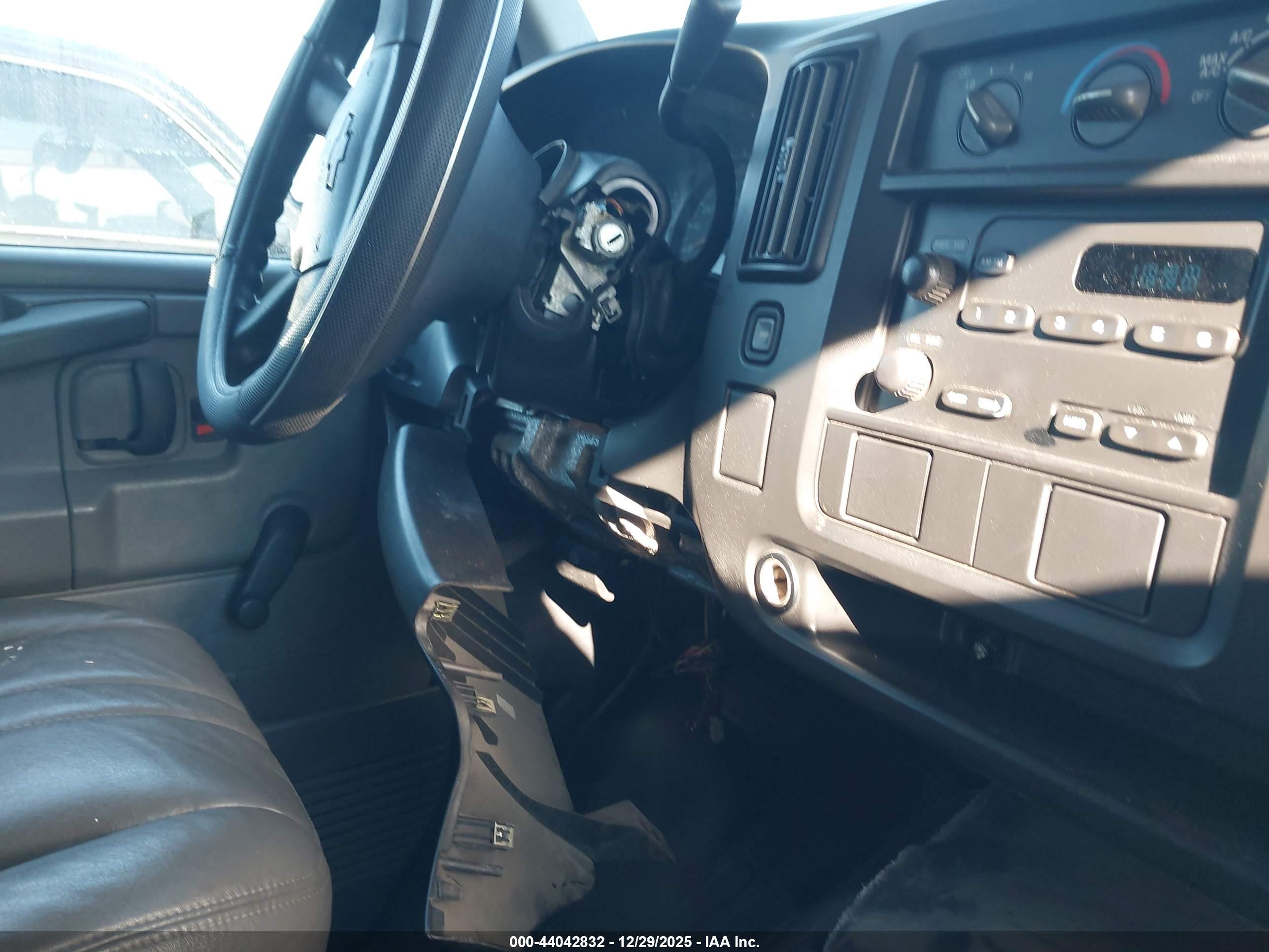CHEVROLET EXPRESS image 6
