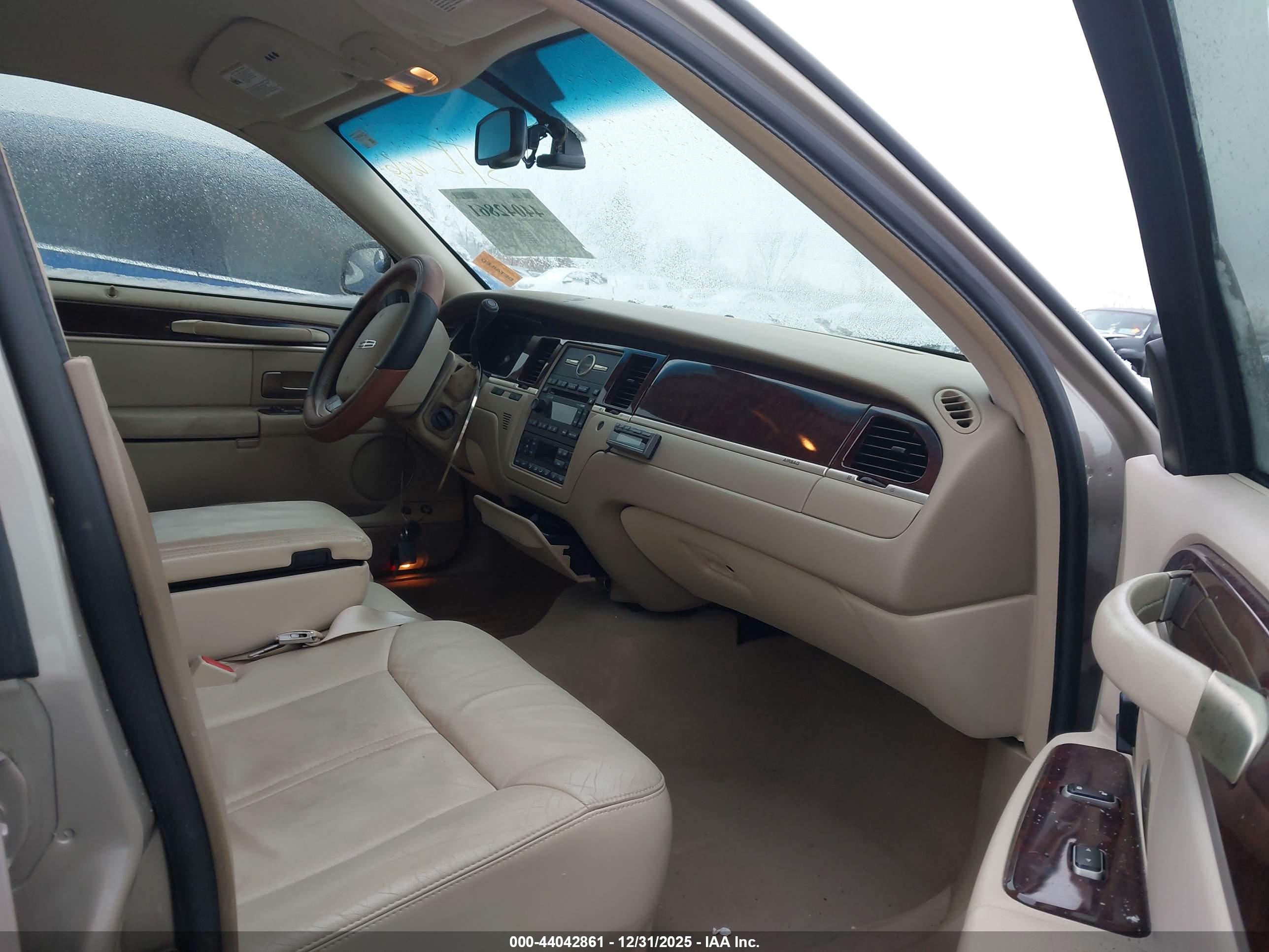 LINCOLN TOWN image 5