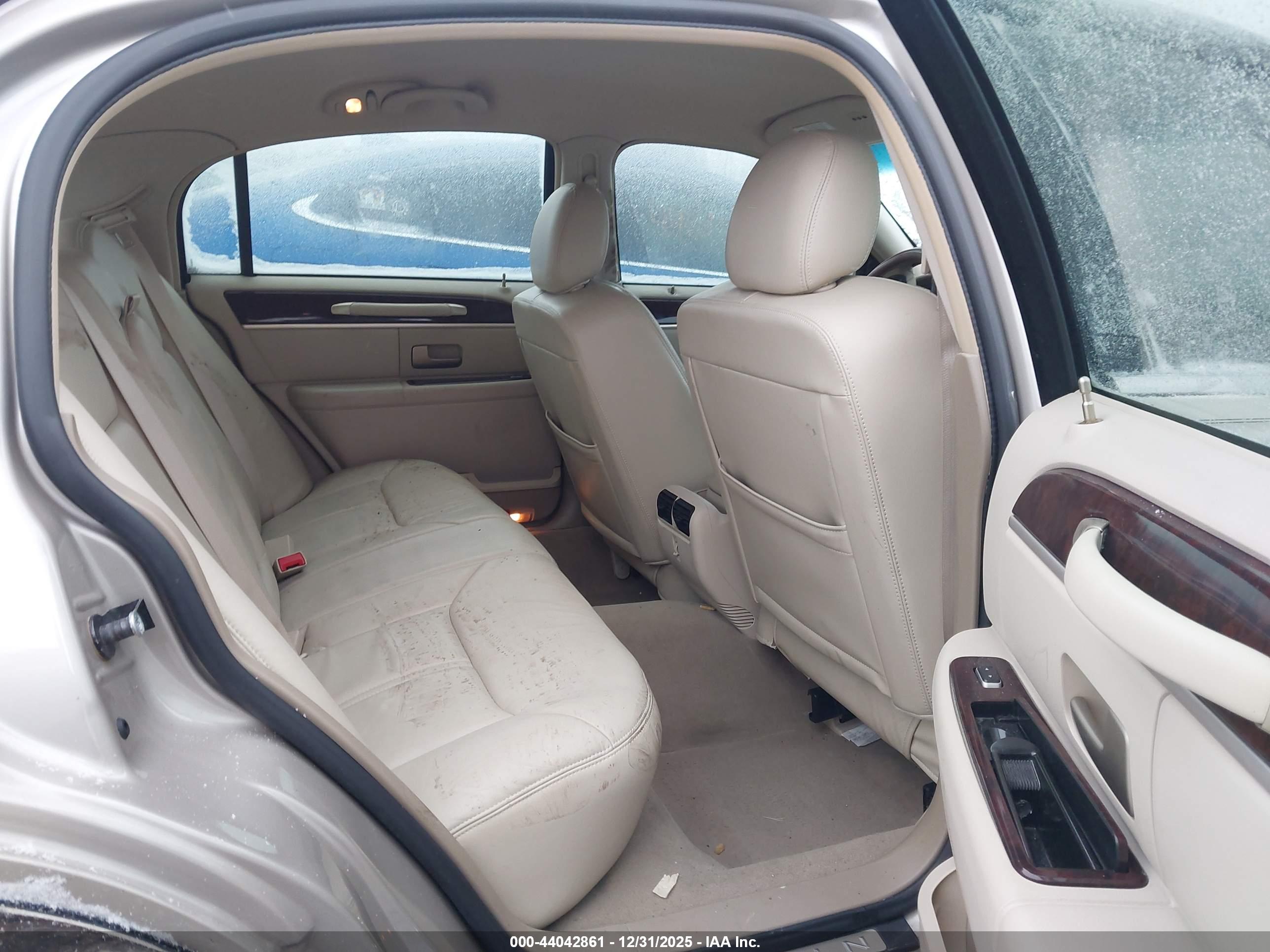 LINCOLN TOWN image 8