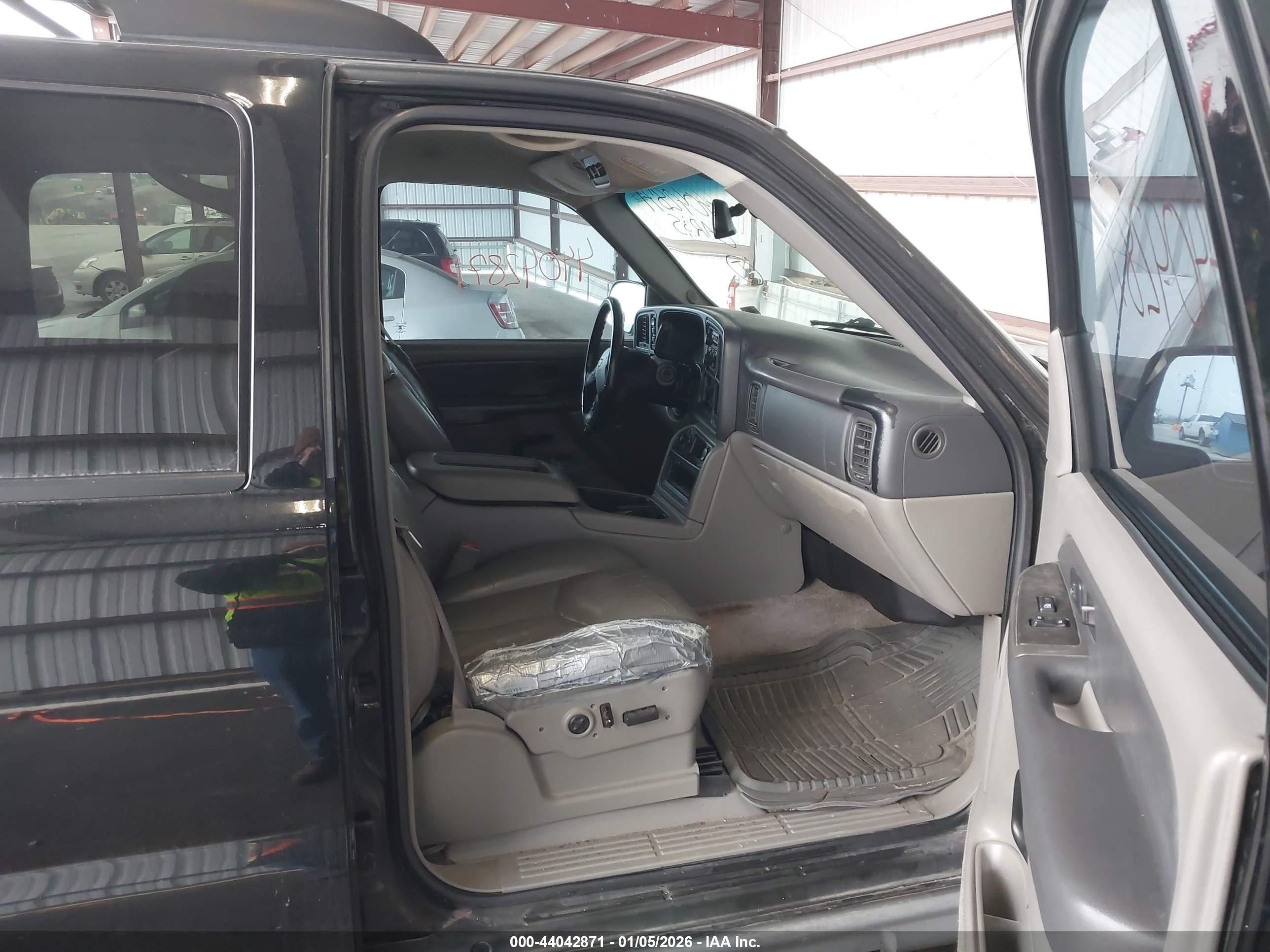 CHEVROLET SUBURBAN image 5