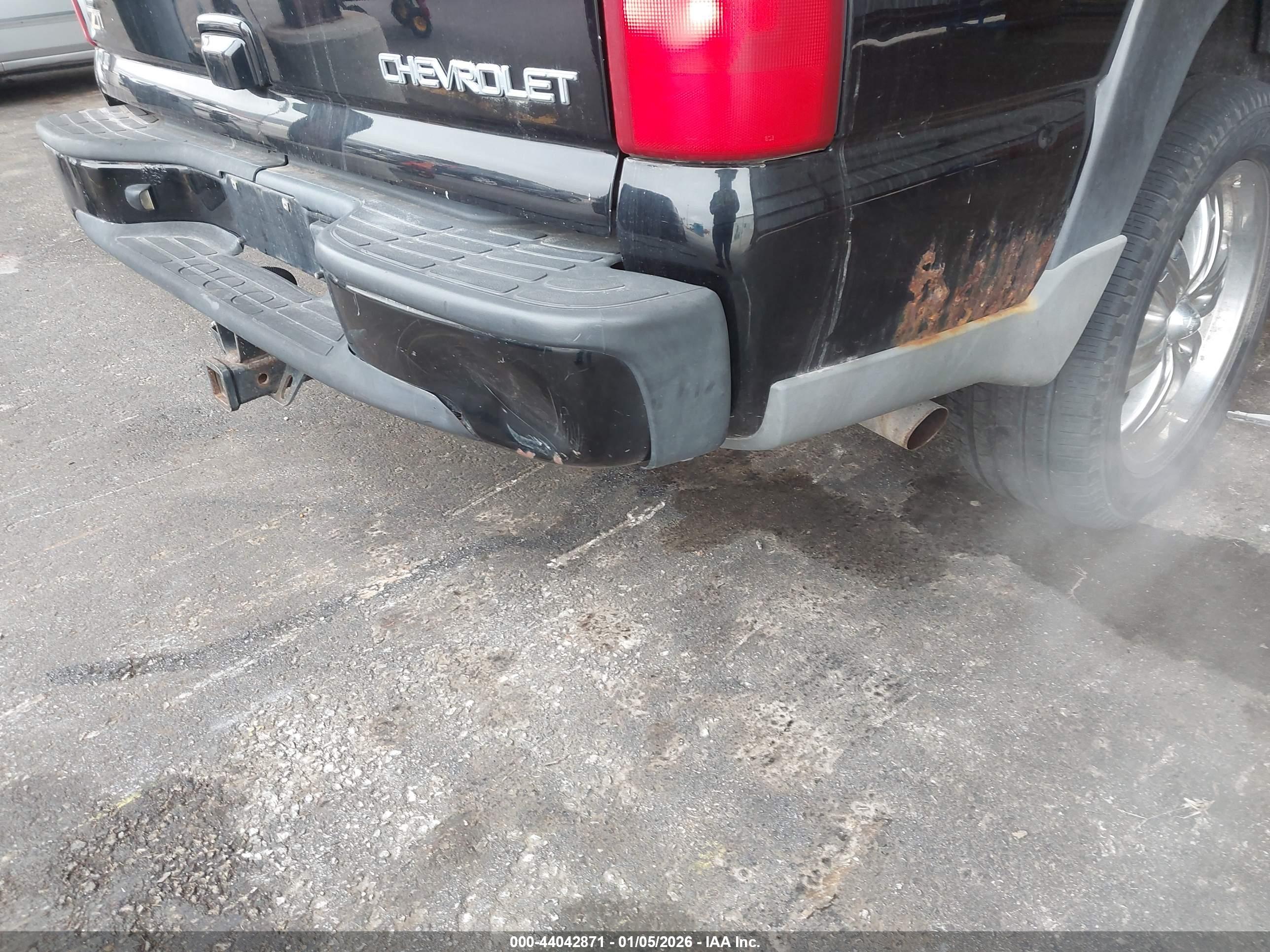 CHEVROLET SUBURBAN image 6
