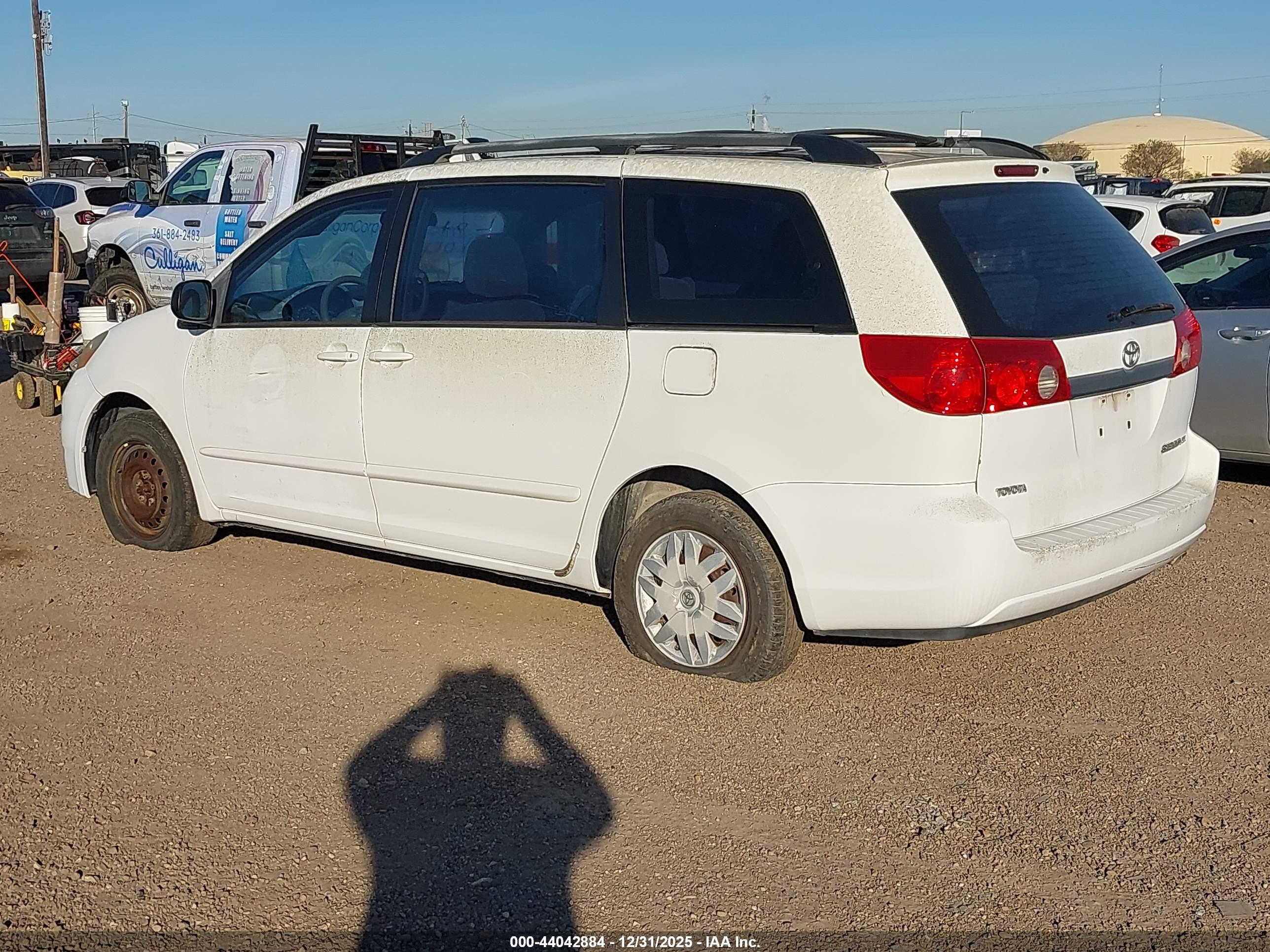 TOYOTA SIENNA image 3