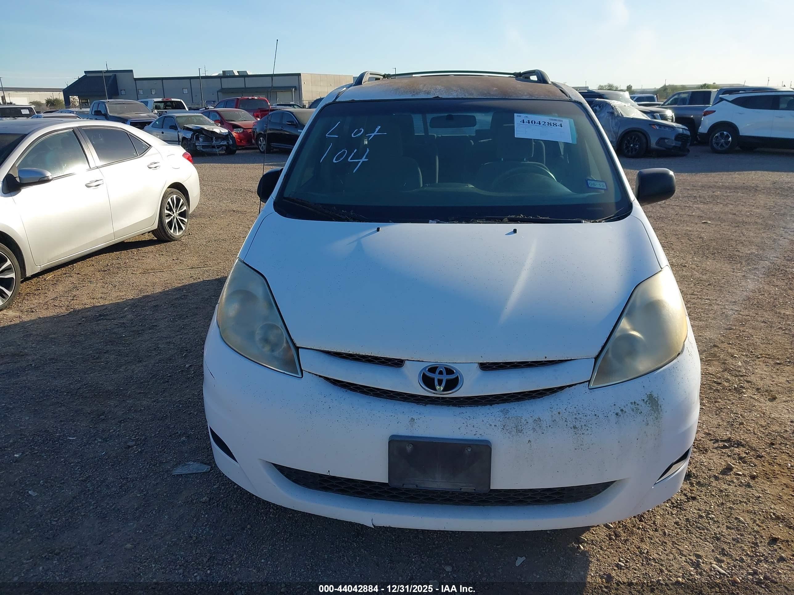 TOYOTA SIENNA image 6