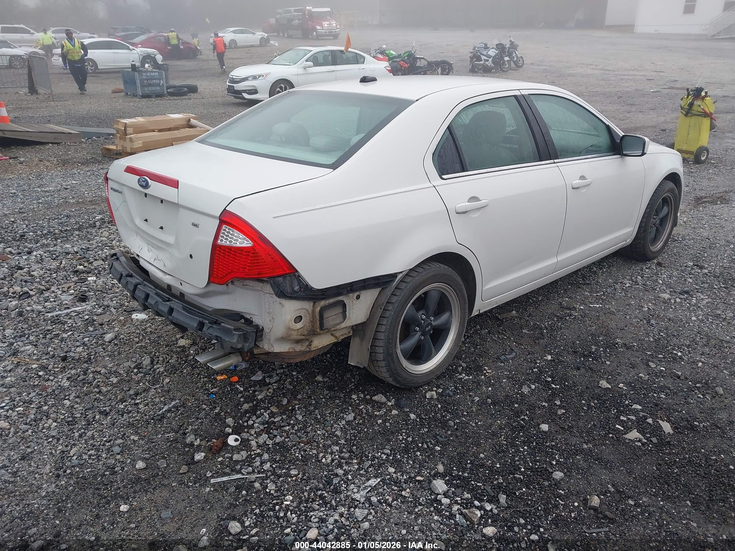 FORD FUSION image 4