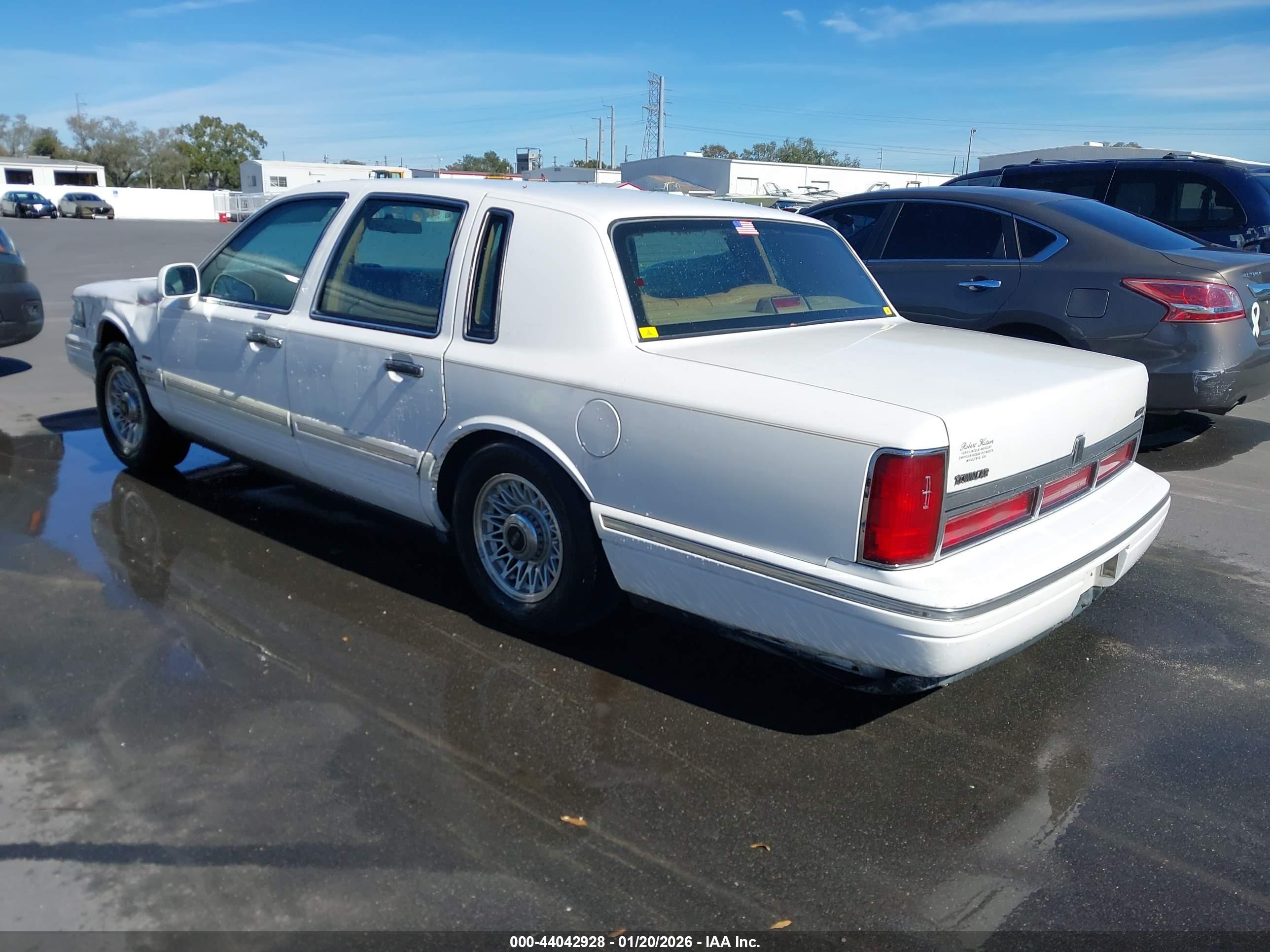 LINCOLN TOWN image 3