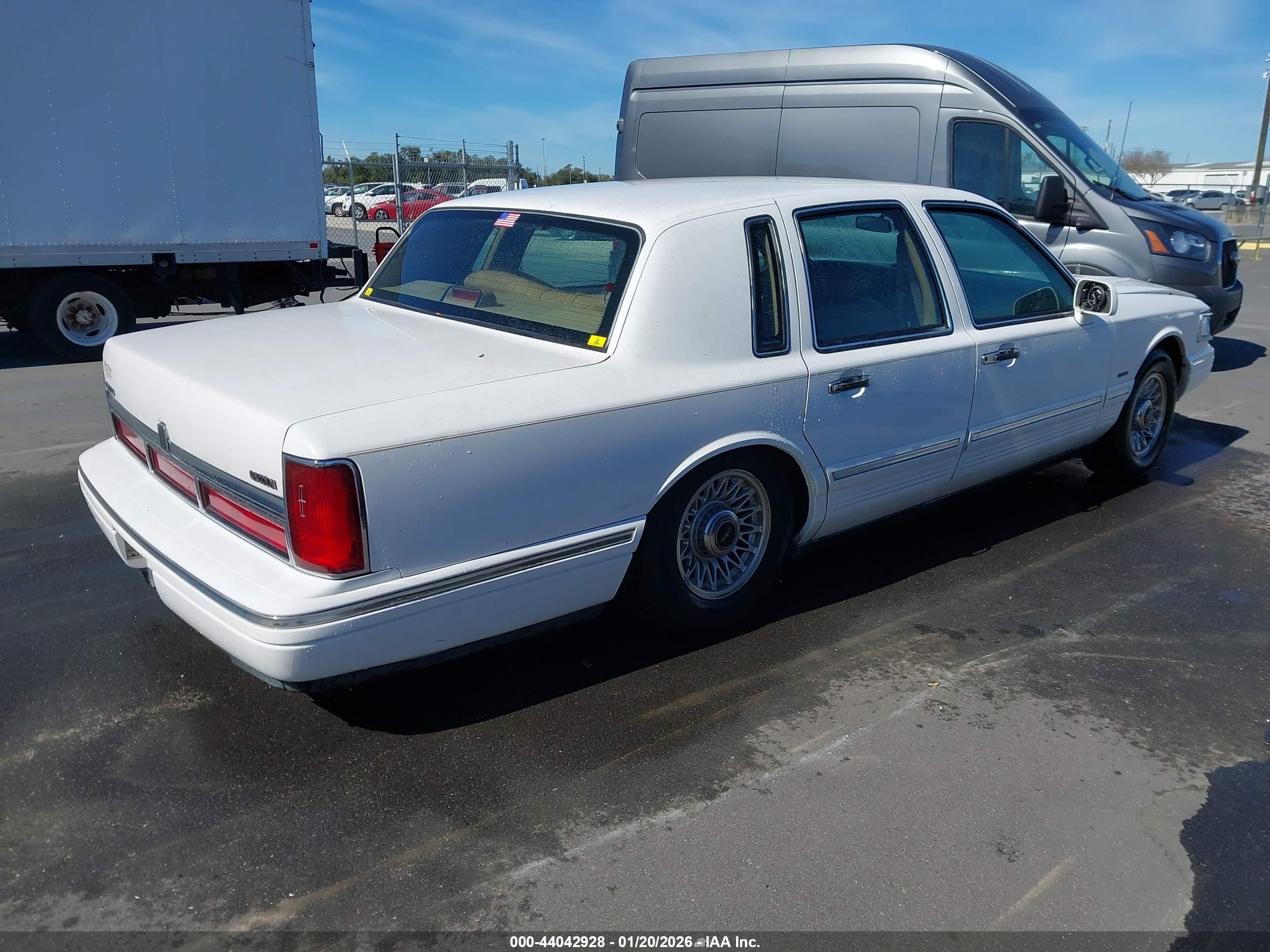 LINCOLN TOWN image 4
