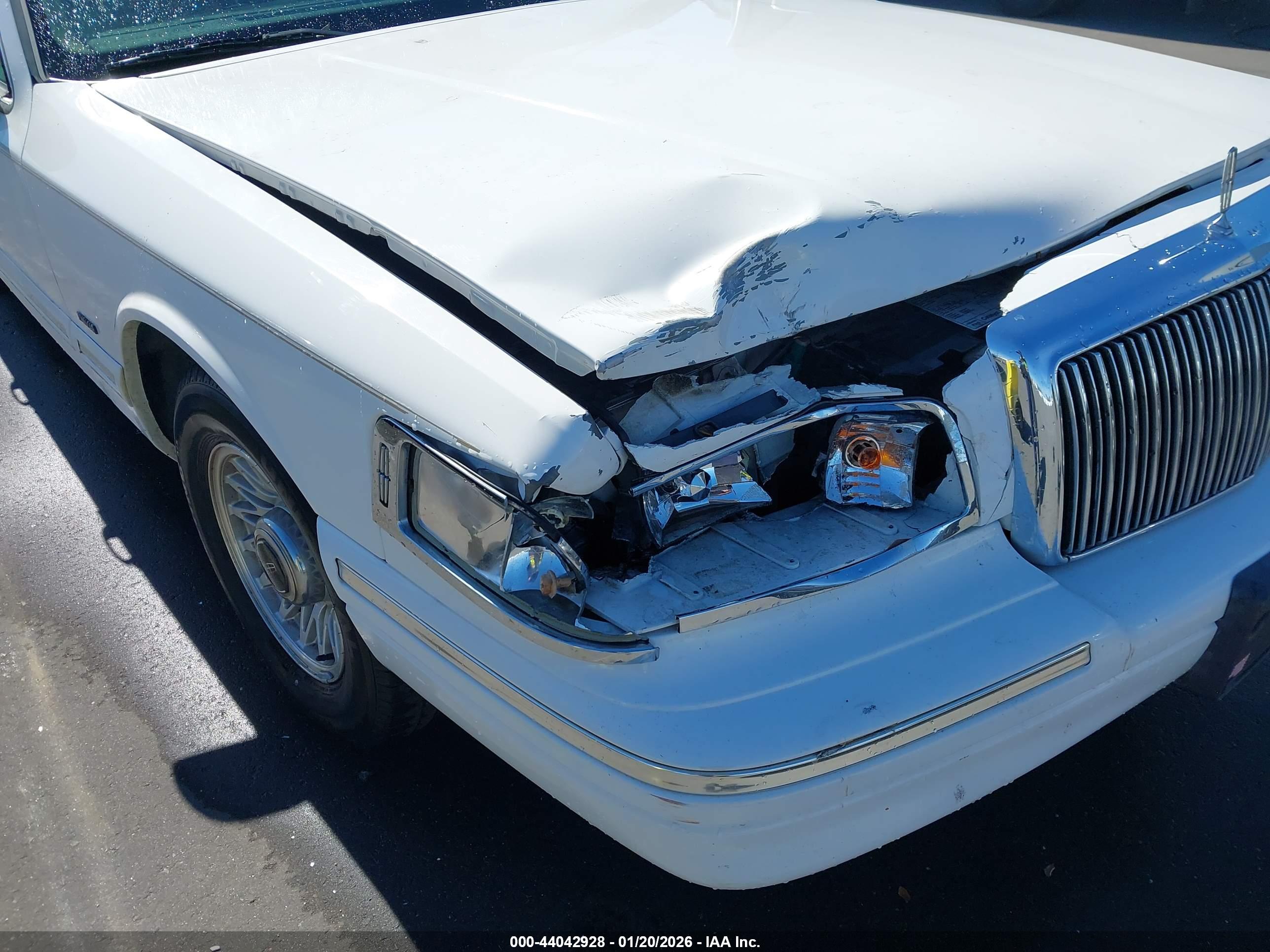 LINCOLN TOWN image 6