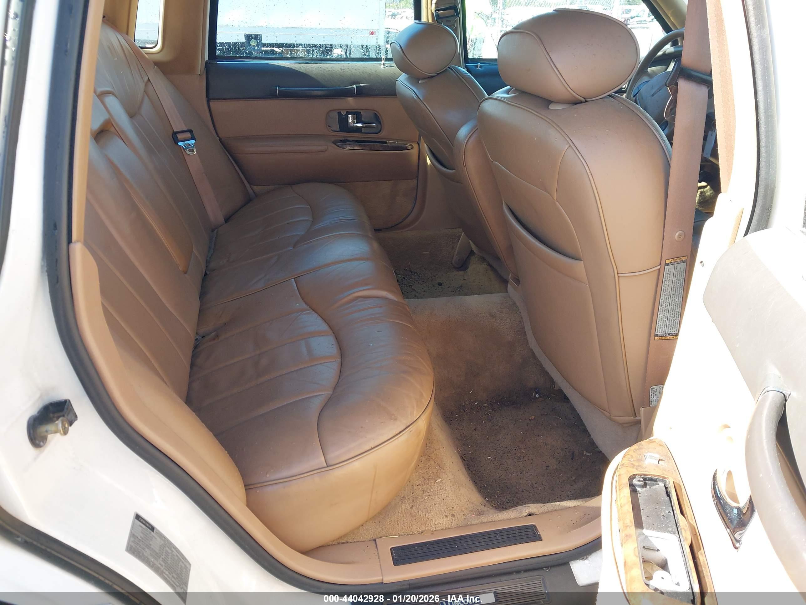 LINCOLN TOWN image 8