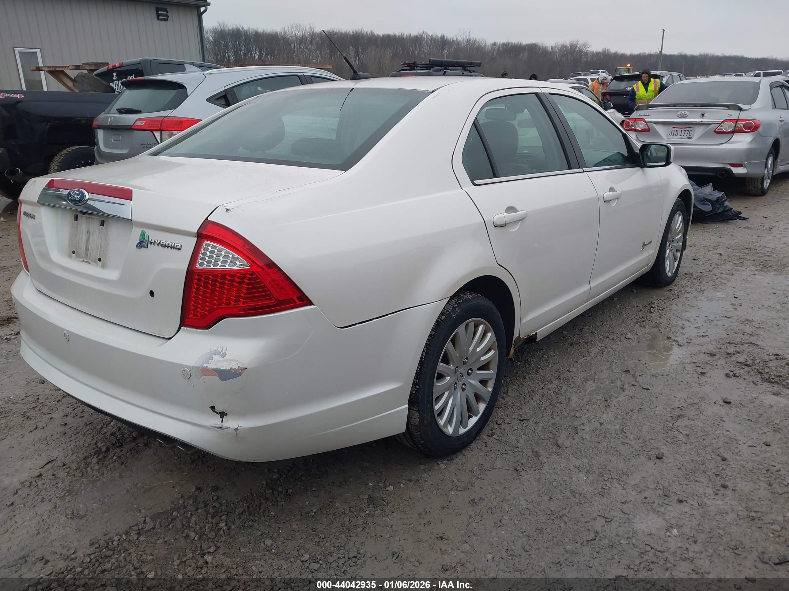 FORD FUSION image 4