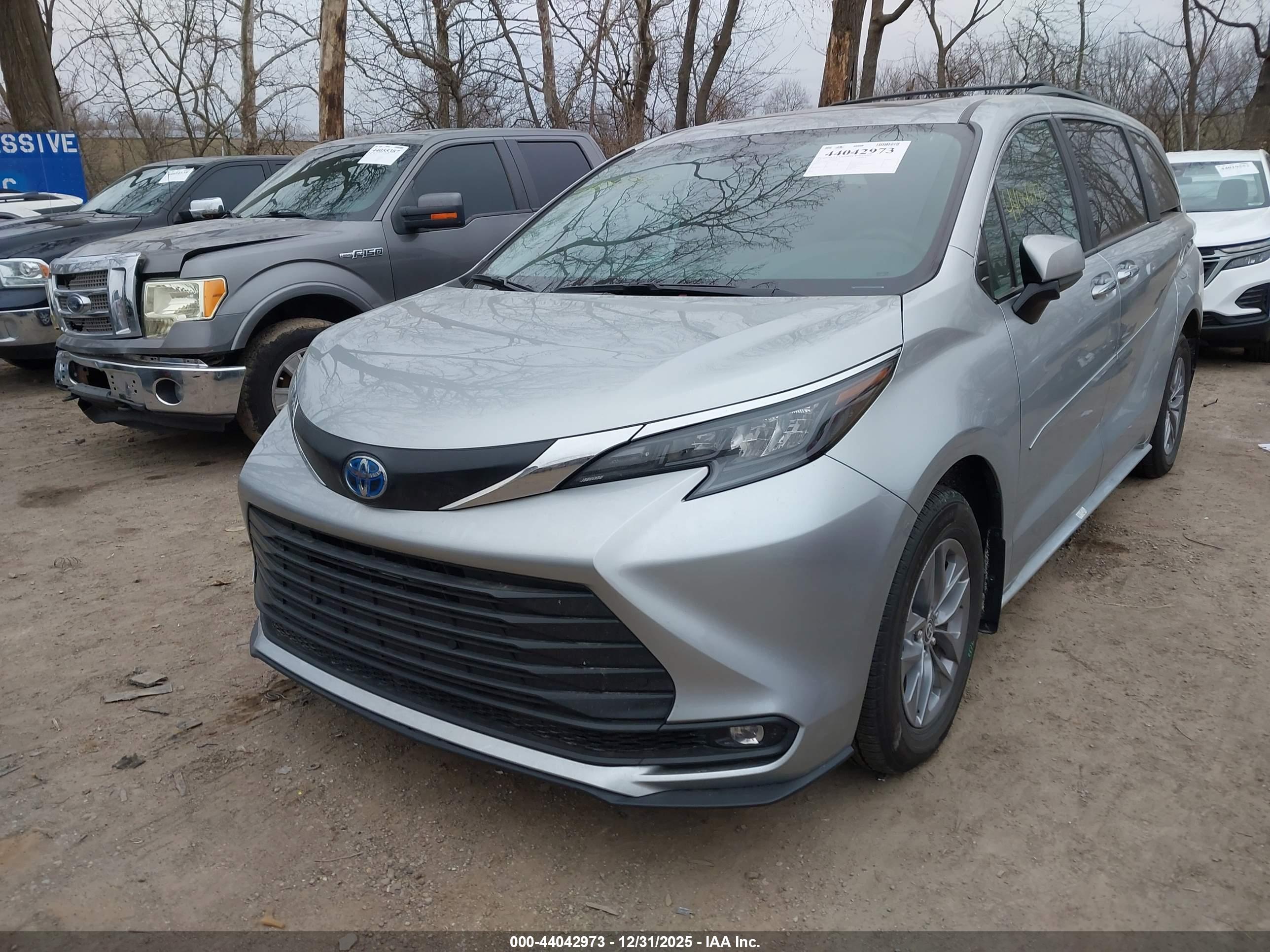 TOYOTA SIENNA image 2