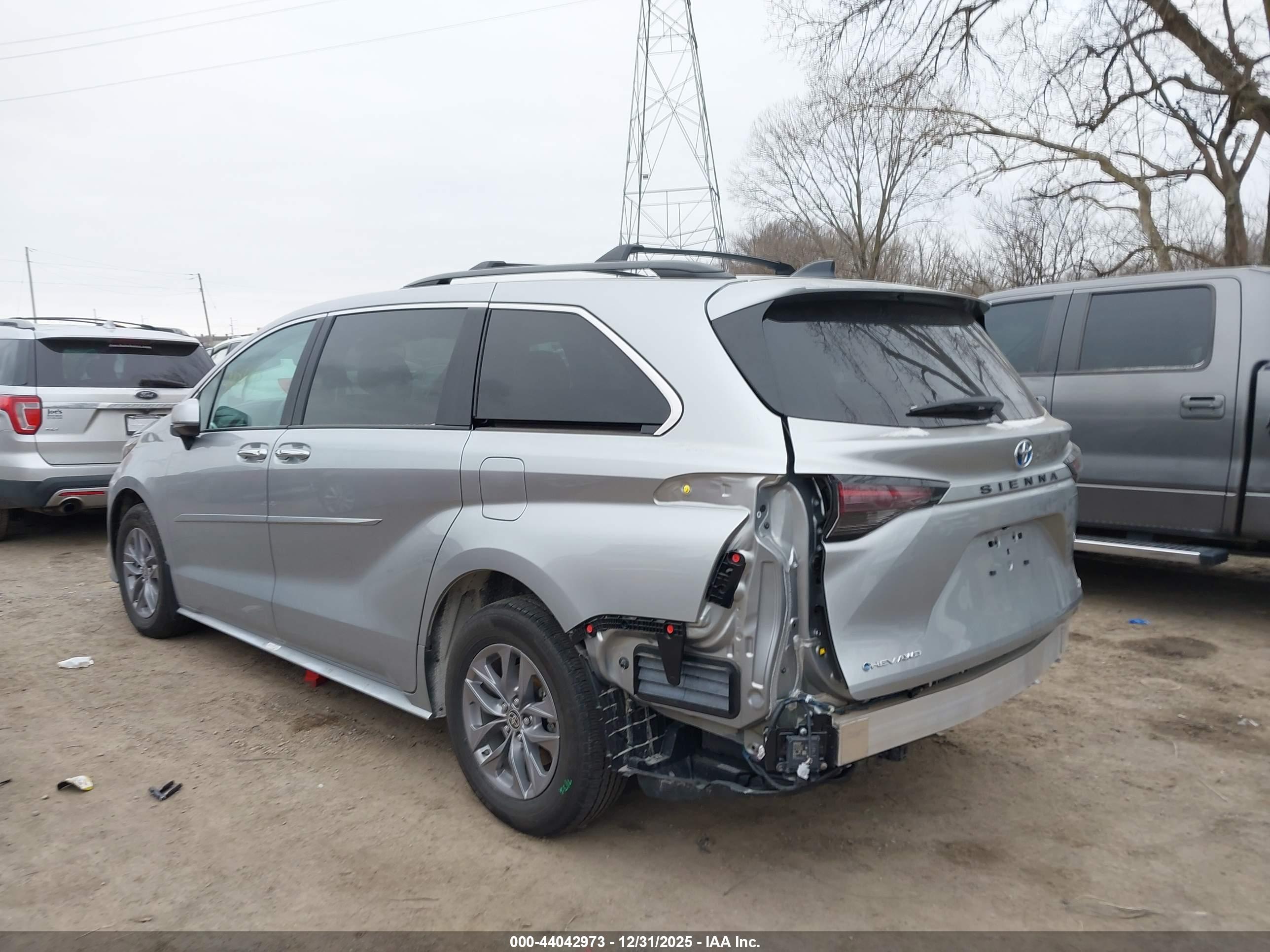 TOYOTA SIENNA image 3