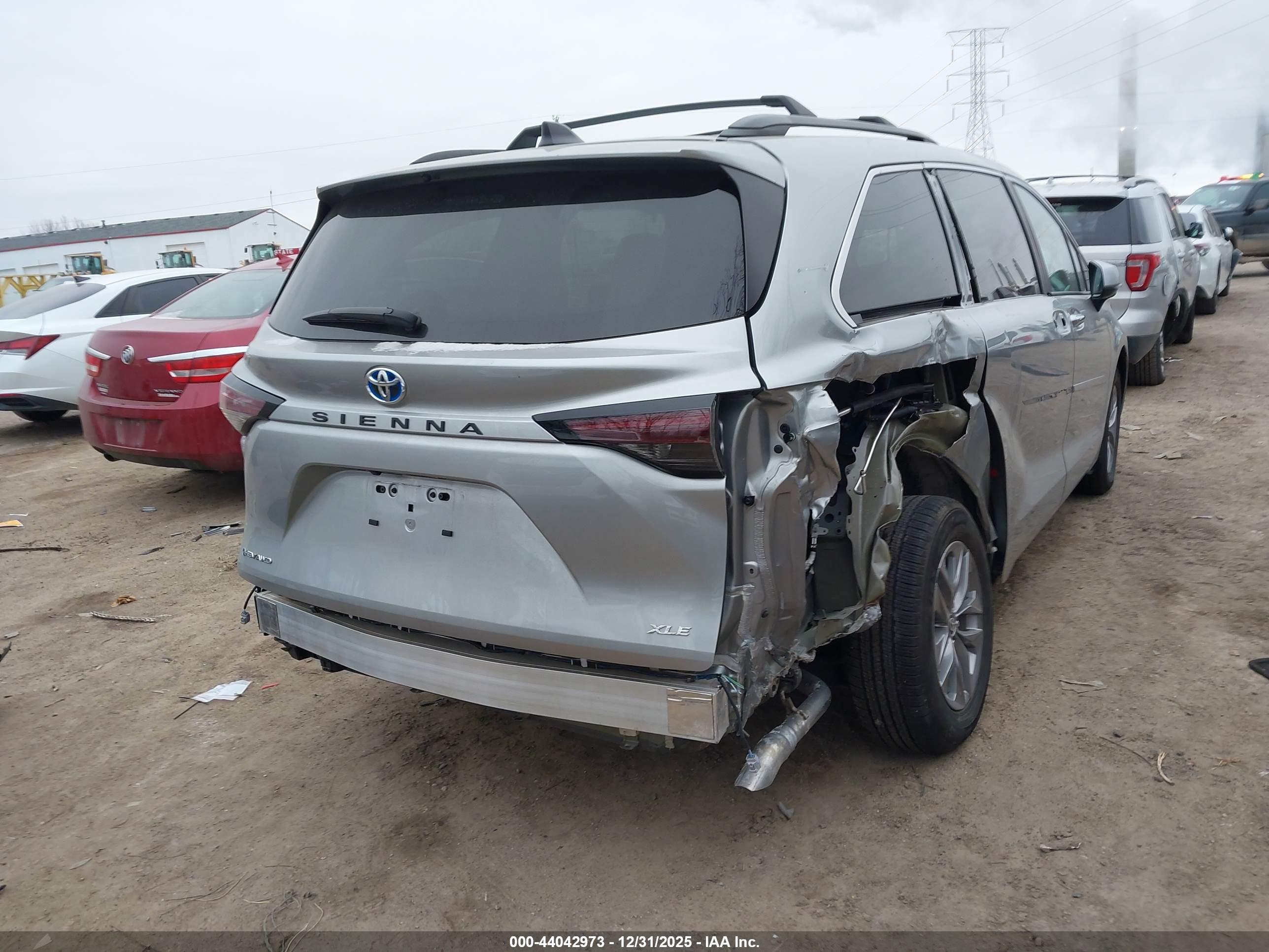 TOYOTA SIENNA image 4