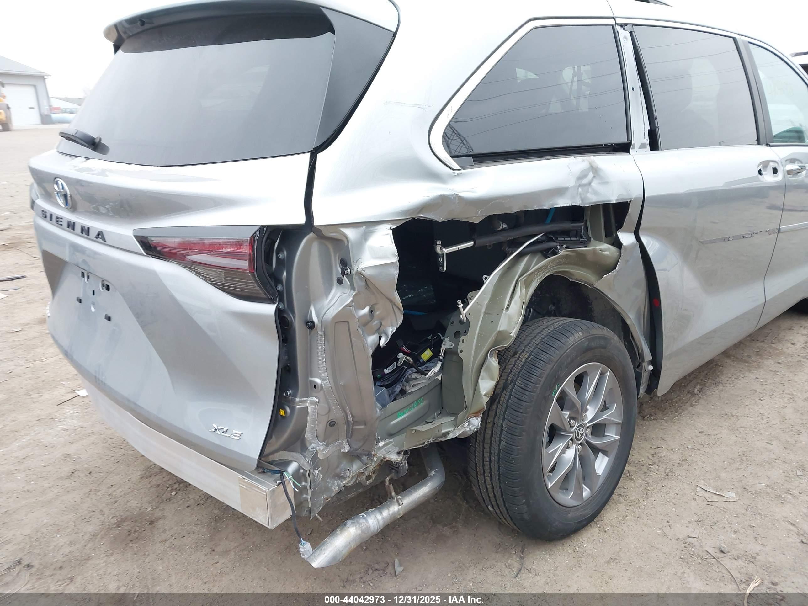 TOYOTA SIENNA image 6