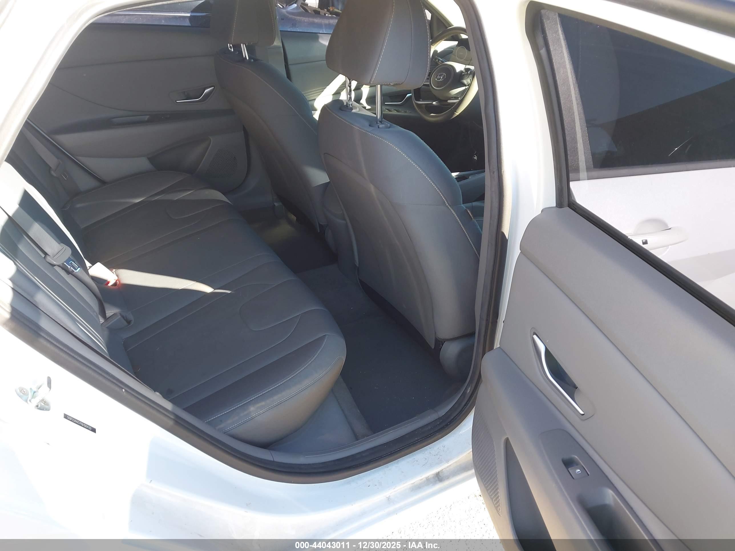 HYUNDAI ELANTRA image 8