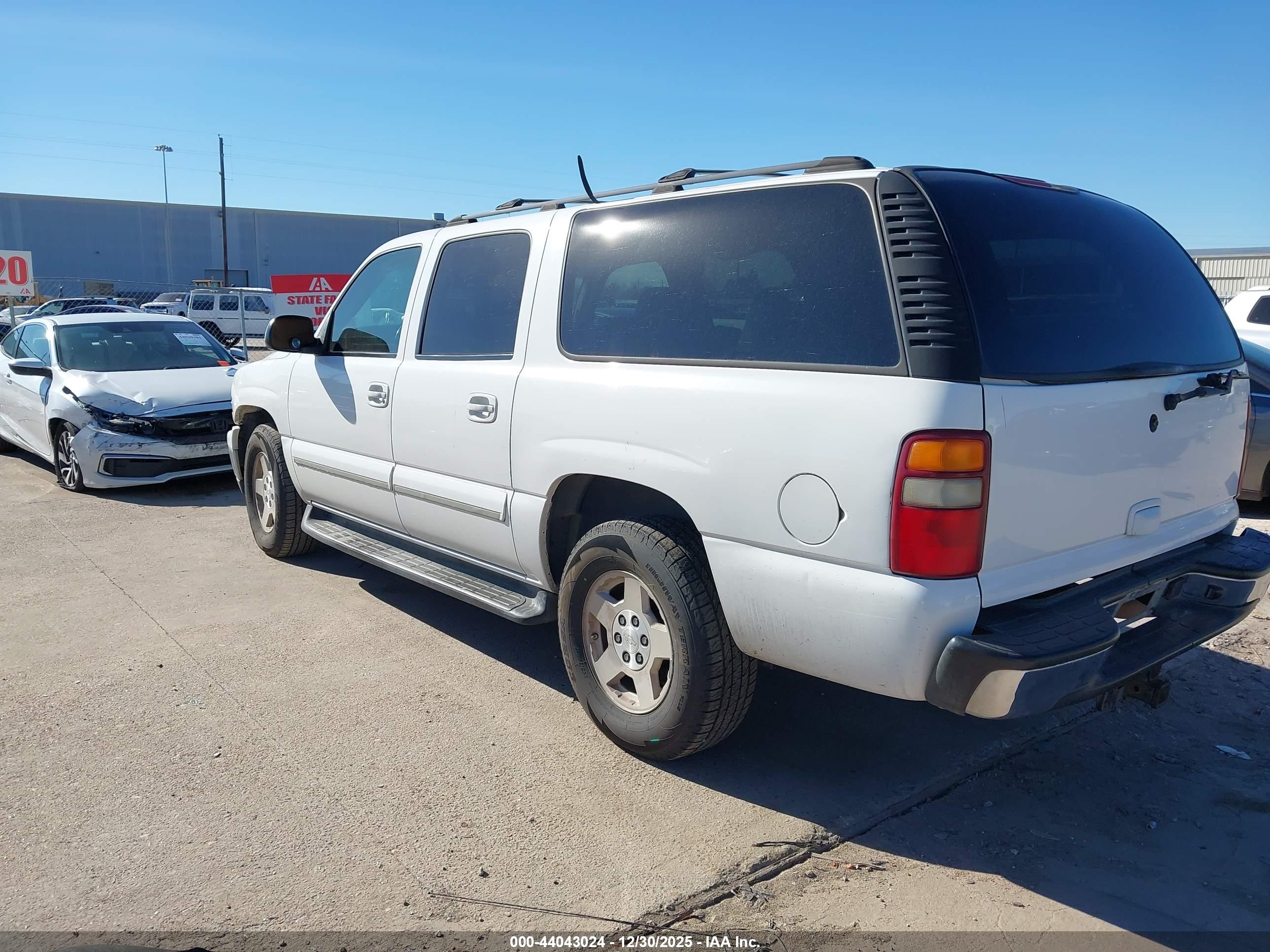 CHEVROLET SUBURBAN image 3