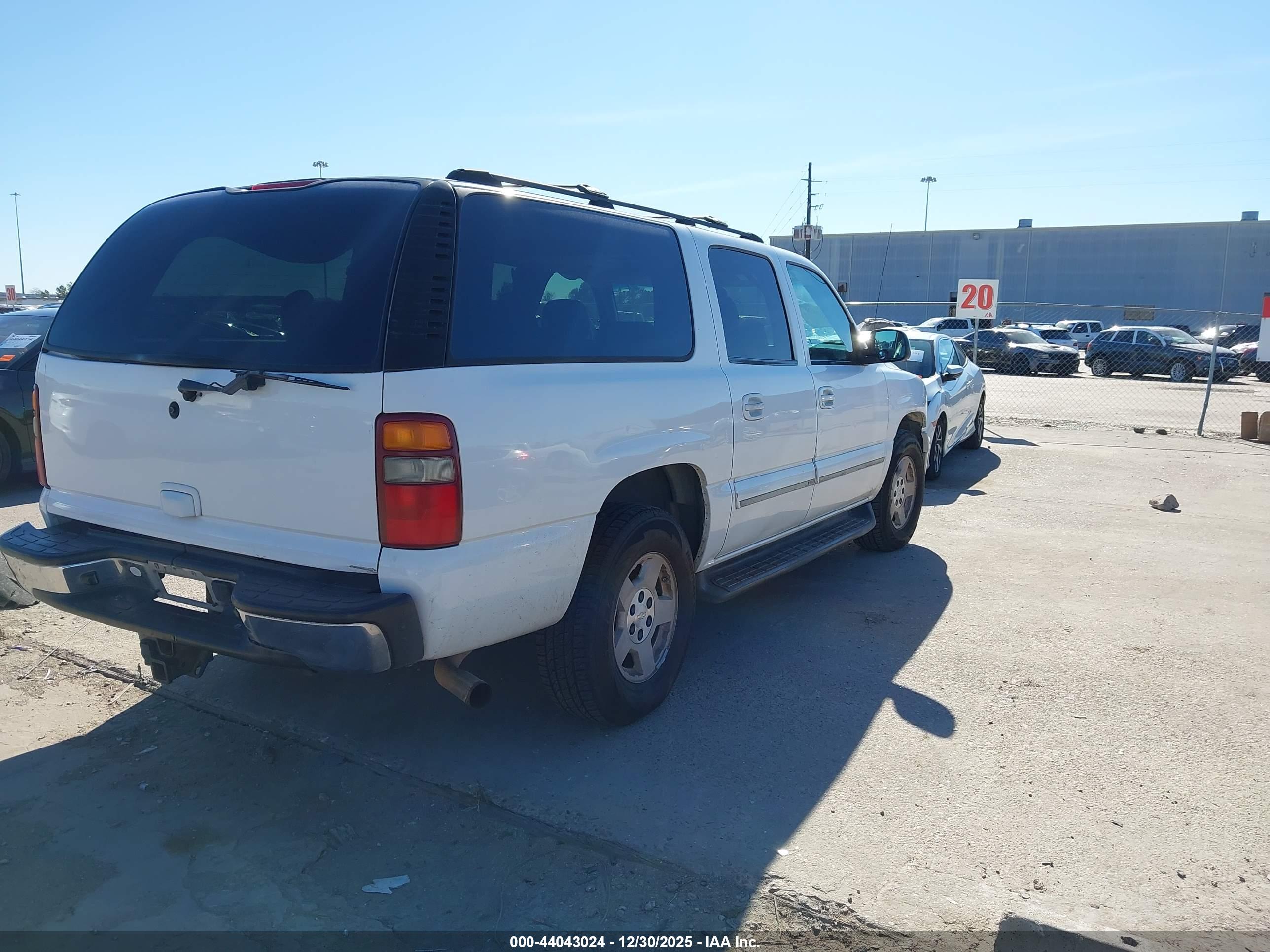 CHEVROLET SUBURBAN image 4