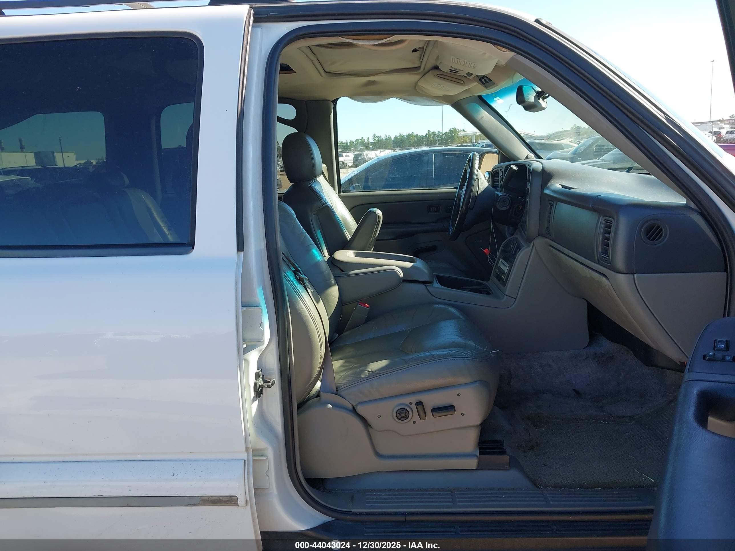 CHEVROLET SUBURBAN image 5
