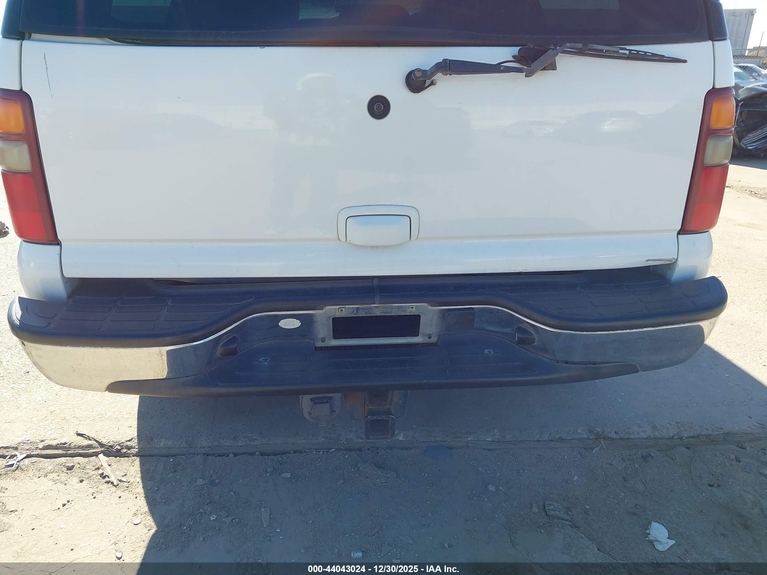 CHEVROLET SUBURBAN image 6