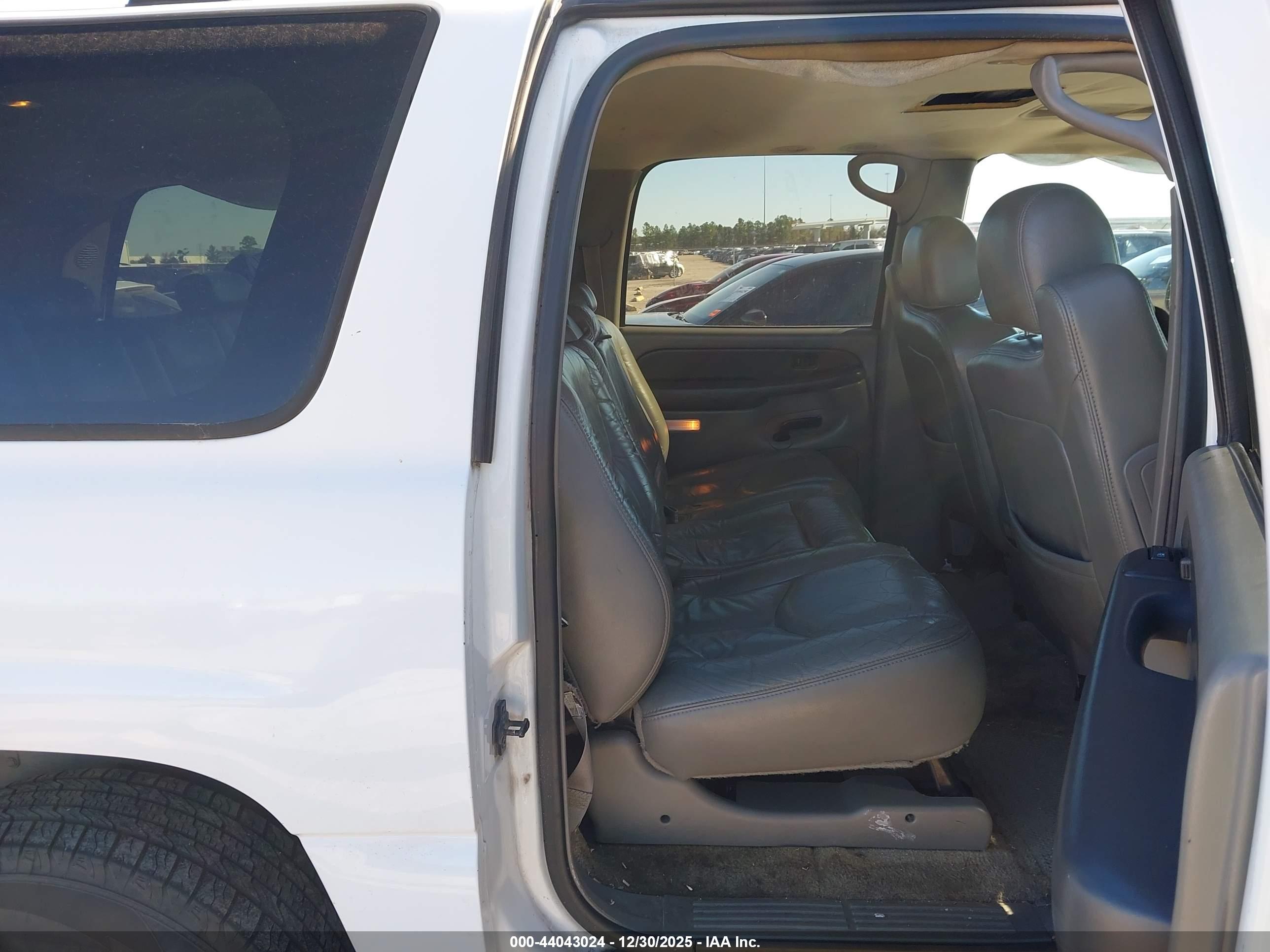 CHEVROLET SUBURBAN image 8