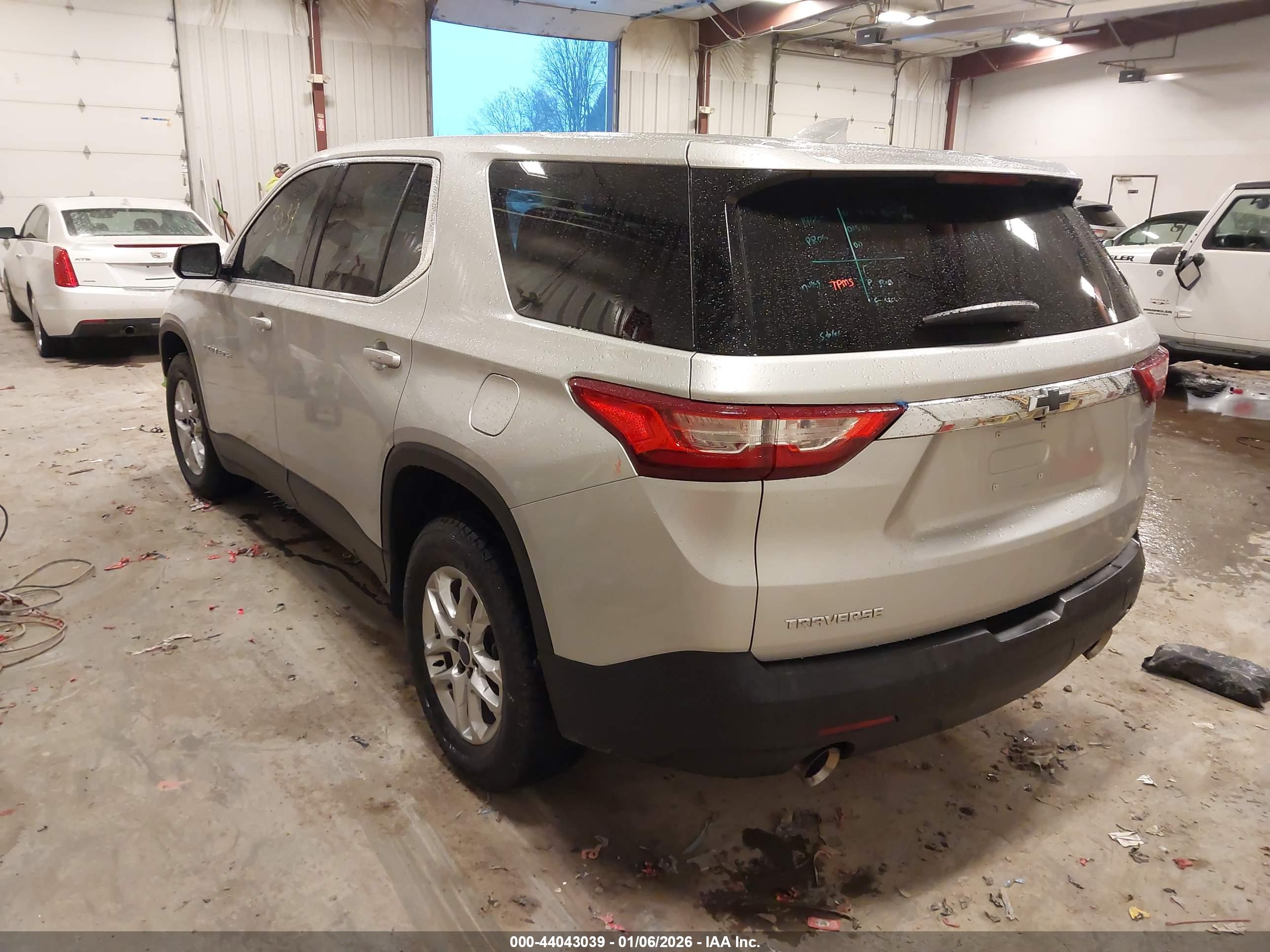 CHEVROLET TRAVERSE image 3