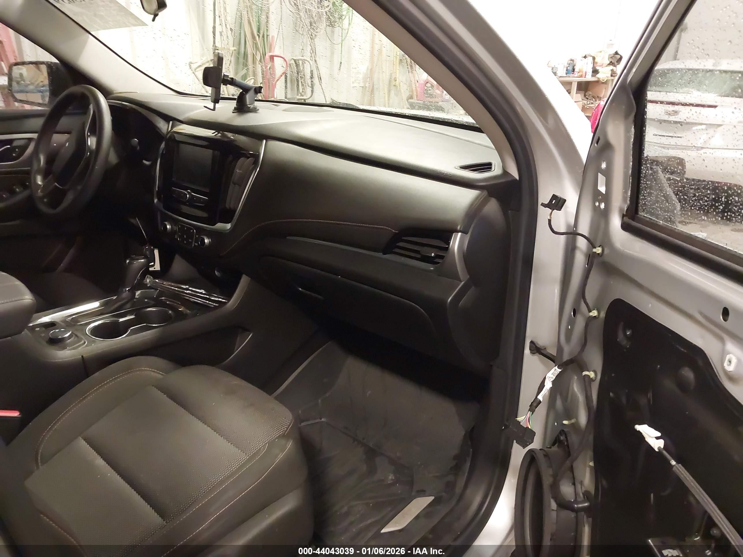 CHEVROLET TRAVERSE image 5