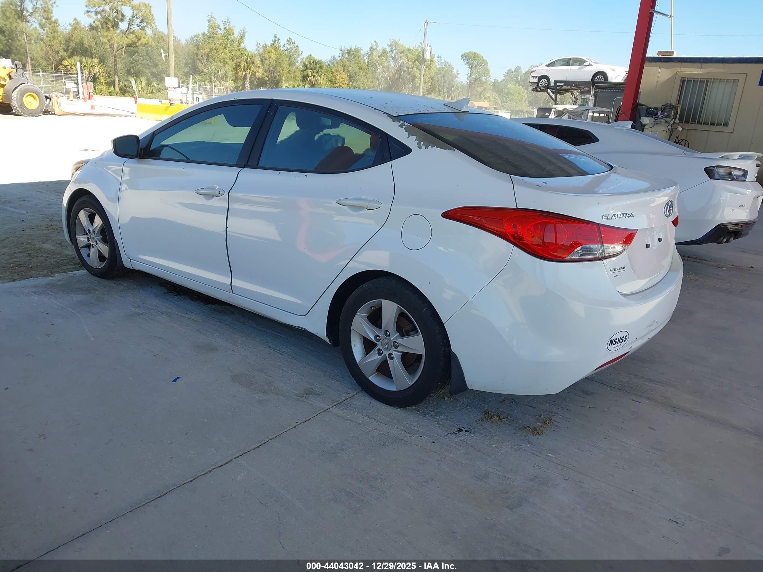 HYUNDAI ELANTRA image 3
