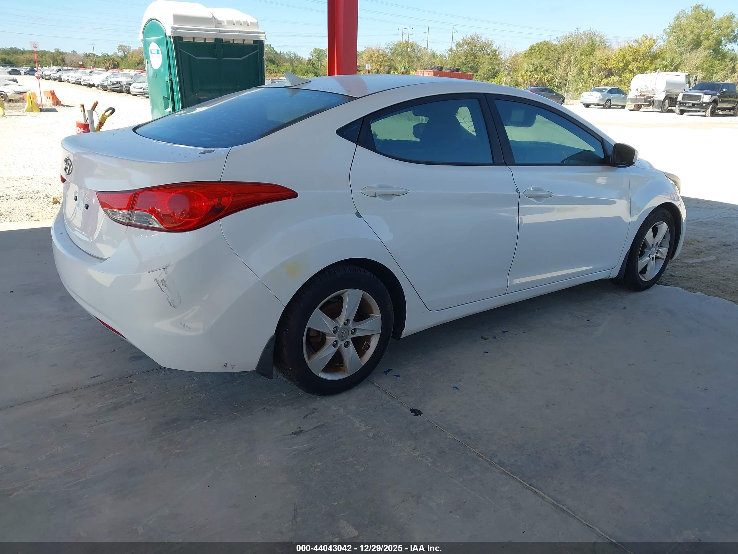 HYUNDAI ELANTRA image 4