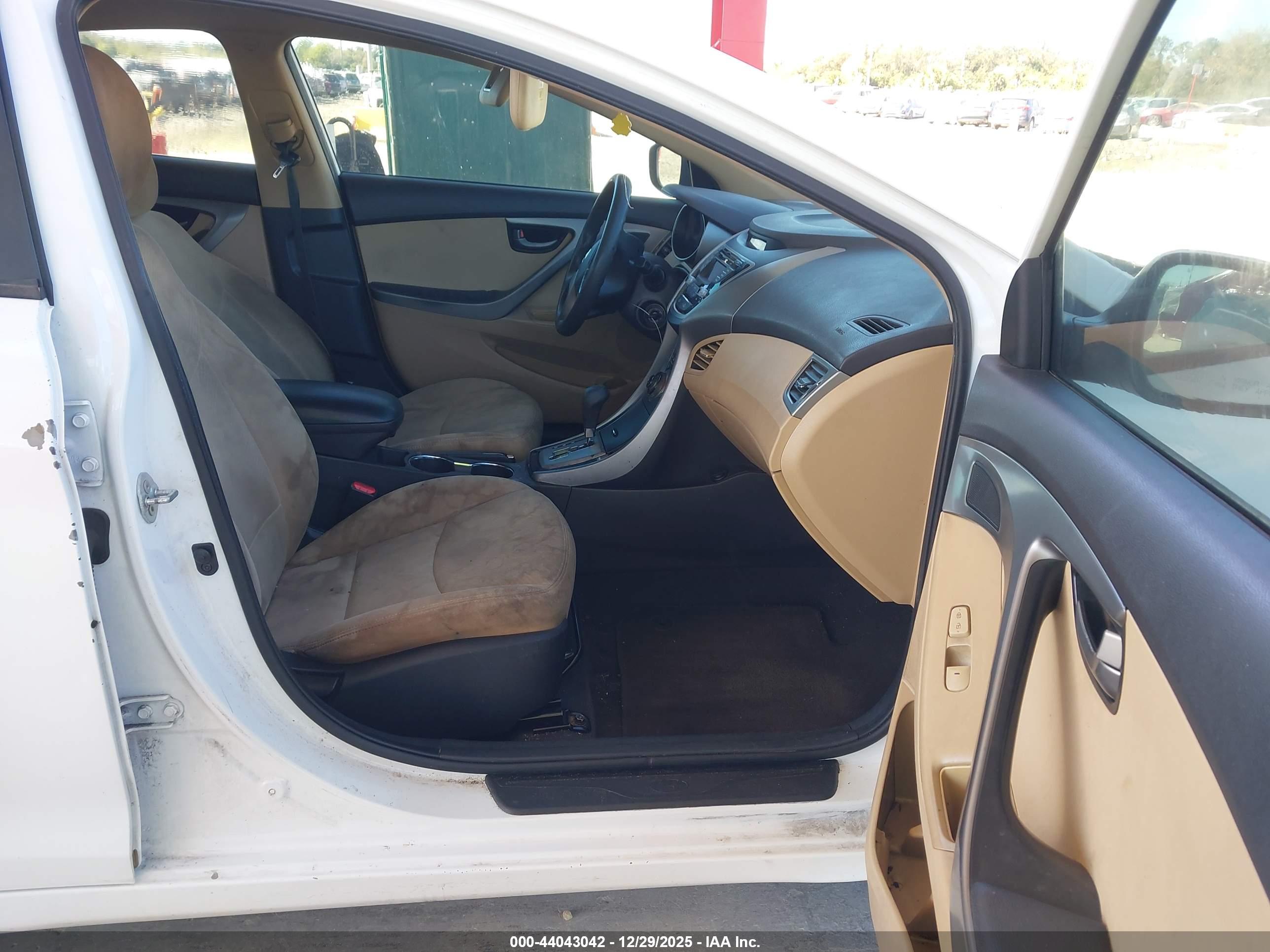 HYUNDAI ELANTRA image 5
