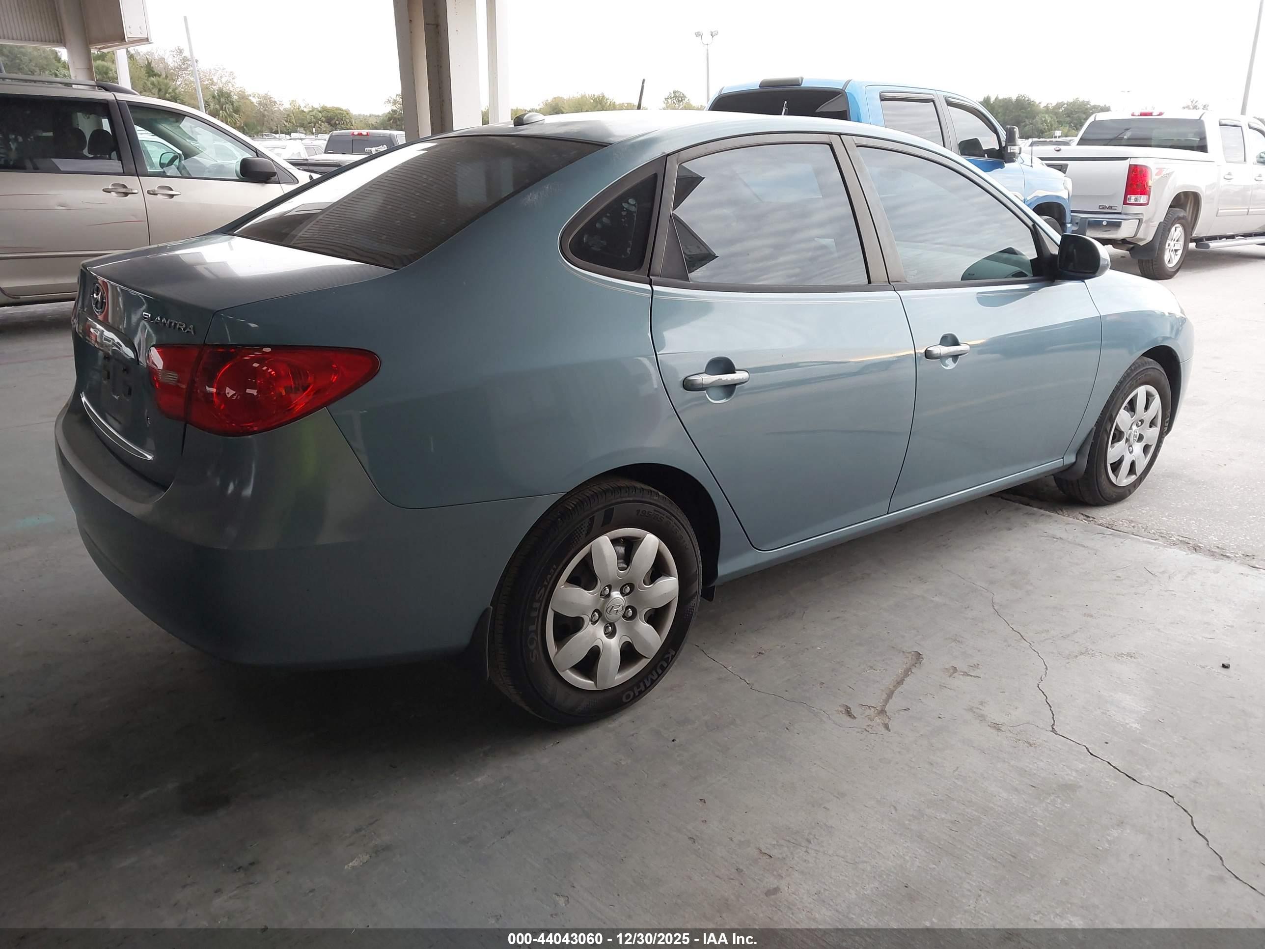 HYUNDAI ELANTRA image 4