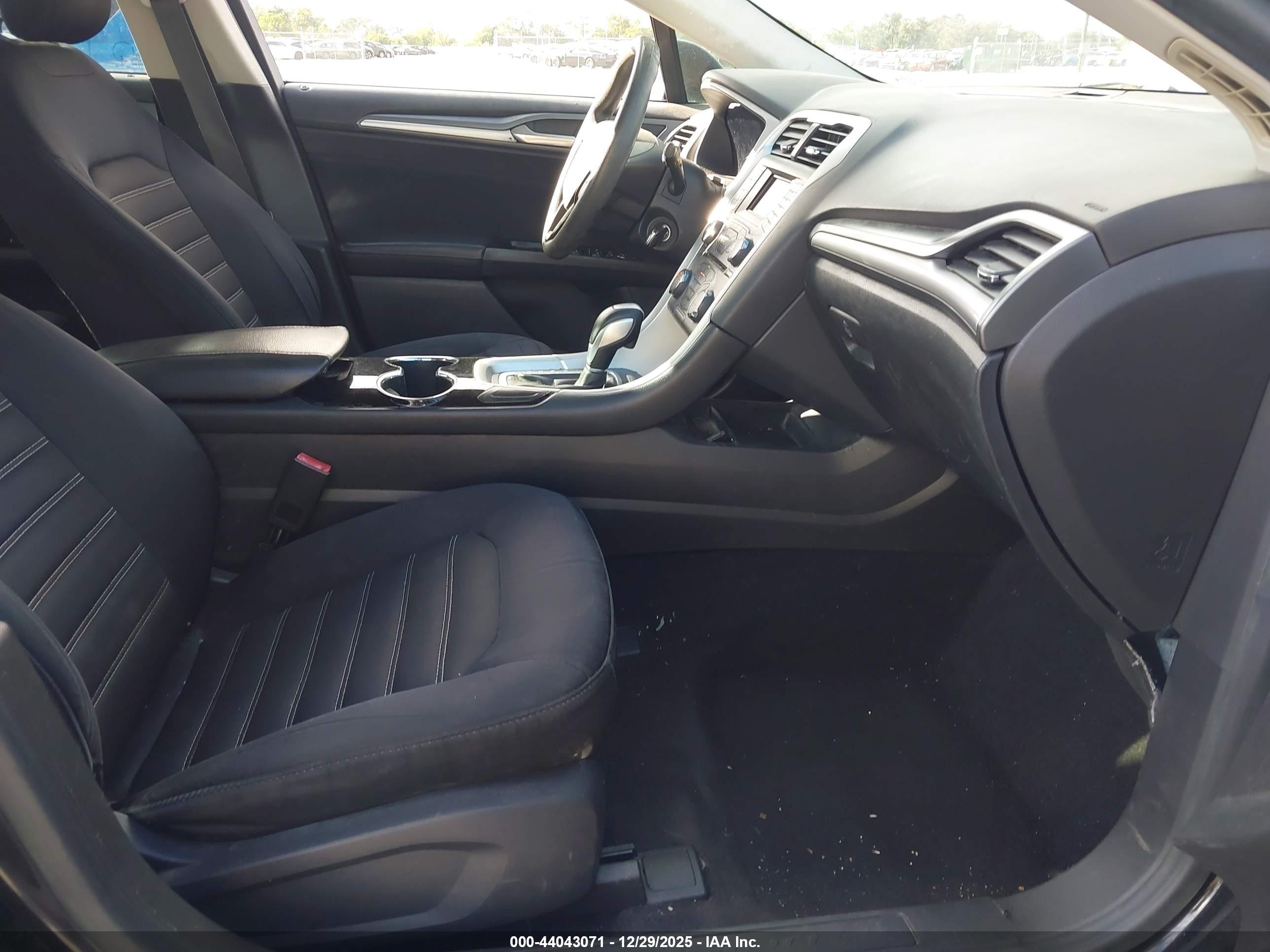 FORD FUSION image 5