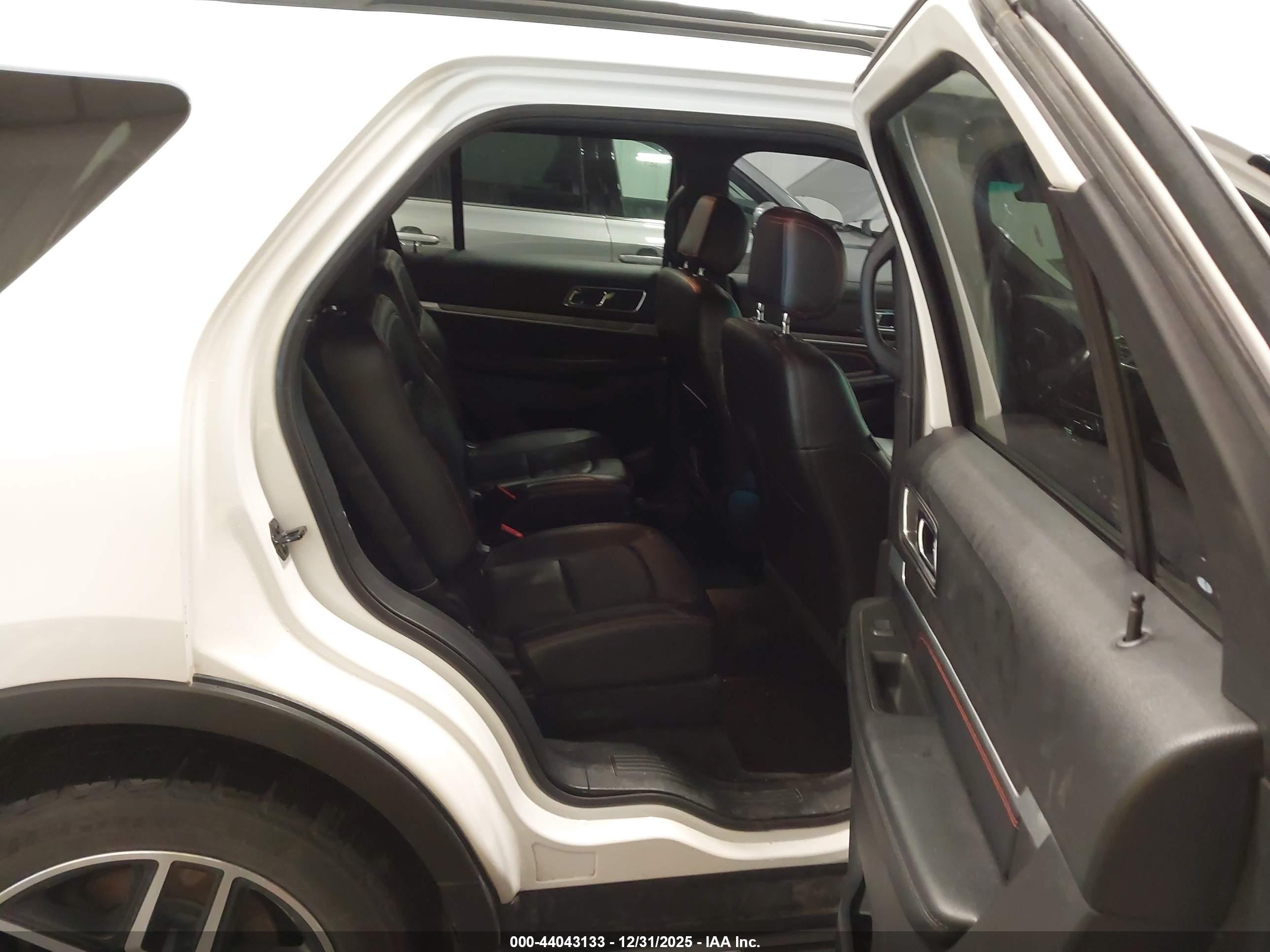 FORD EXPLORER image 8