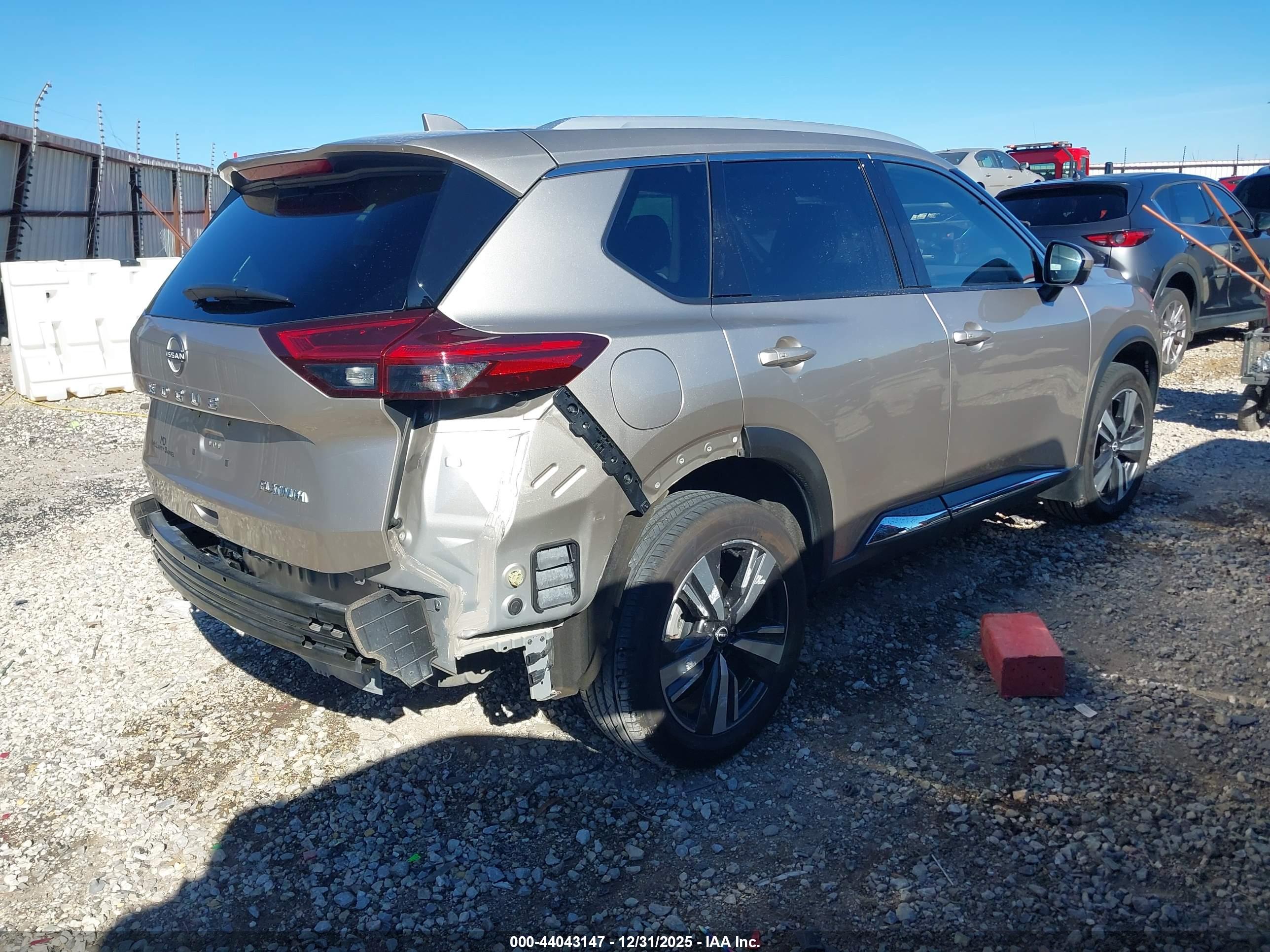 NISSAN ROGUE image 4