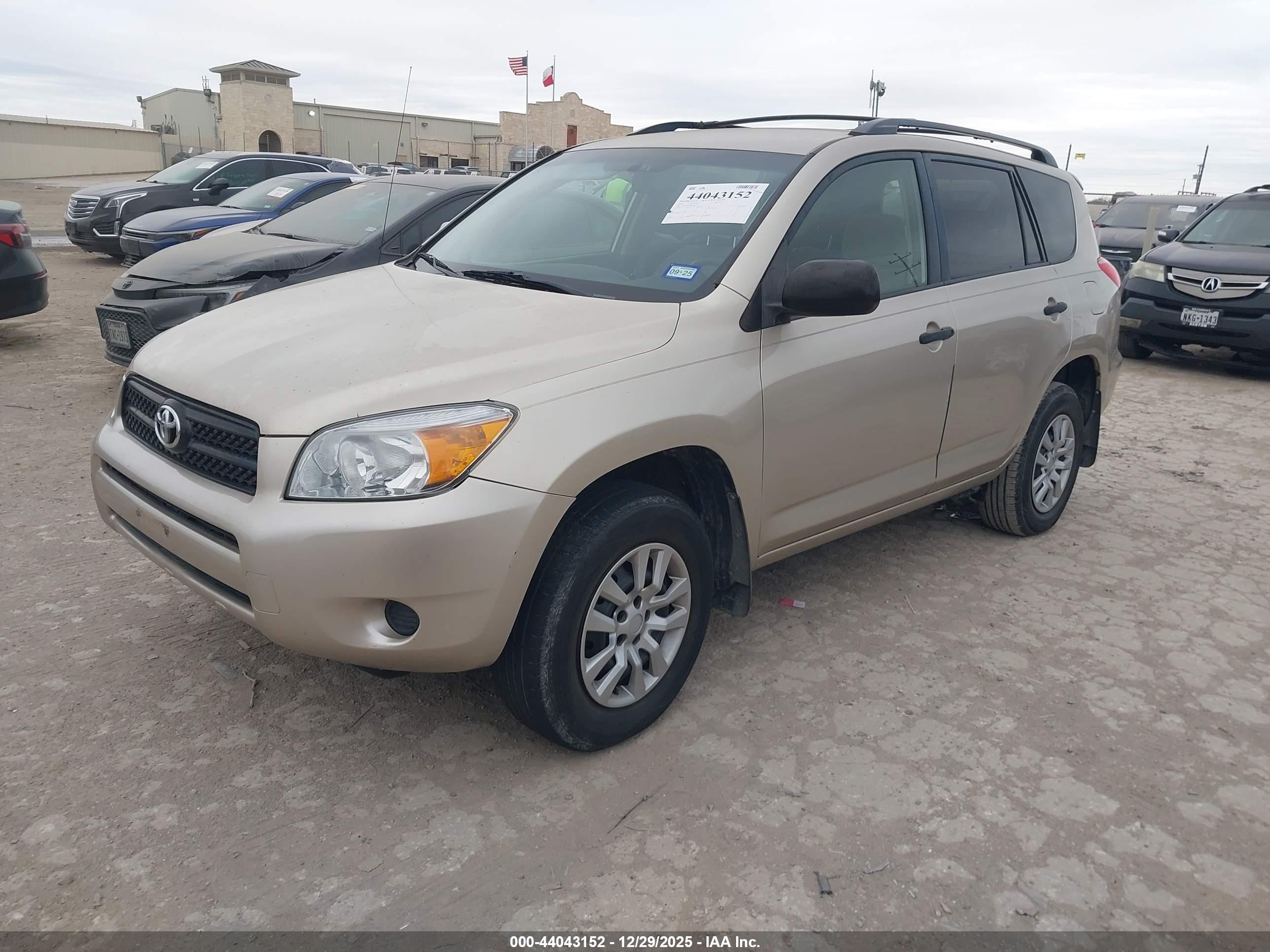 TOYOTA RAV4 image 2