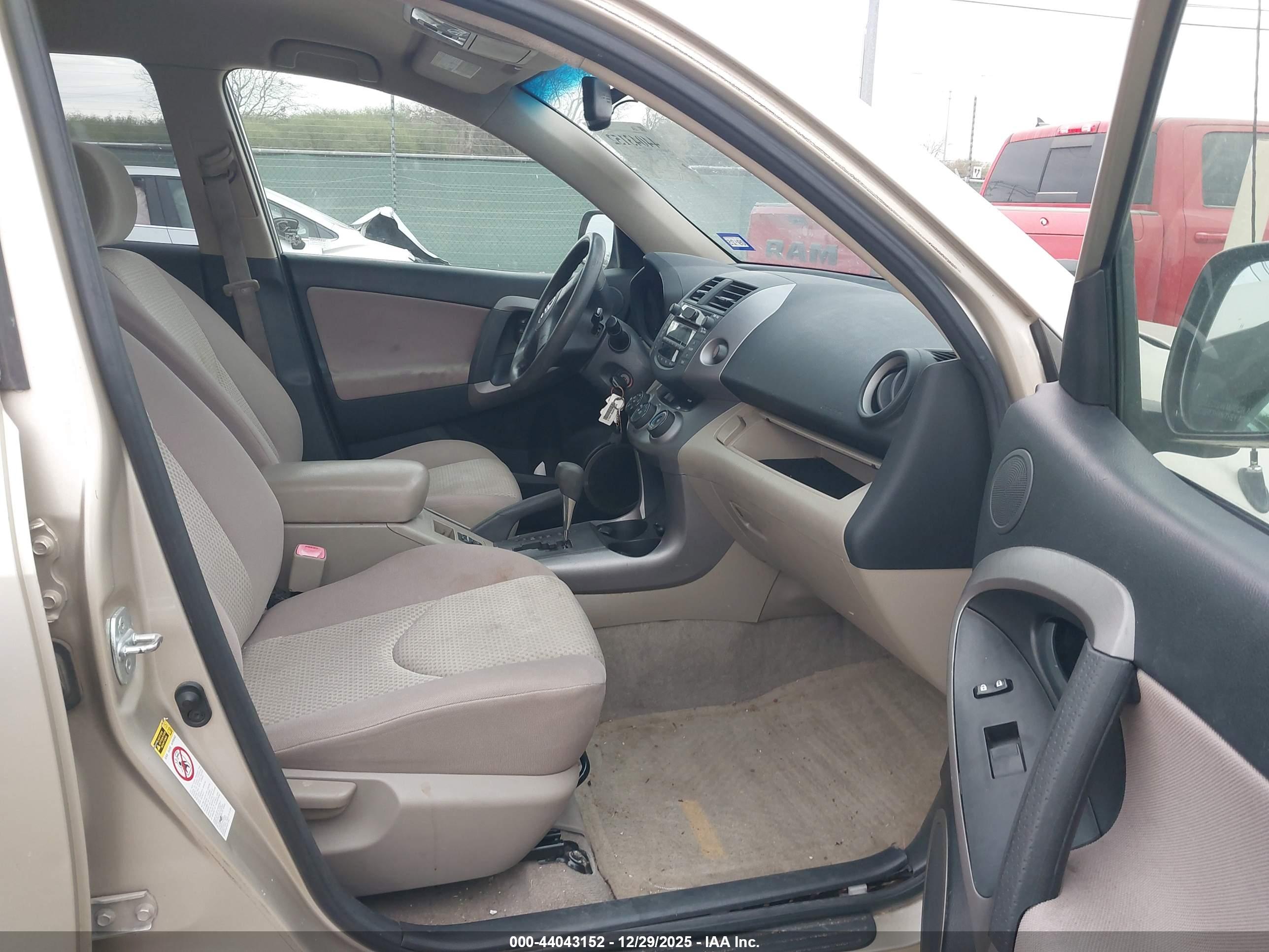 TOYOTA RAV4 image 5