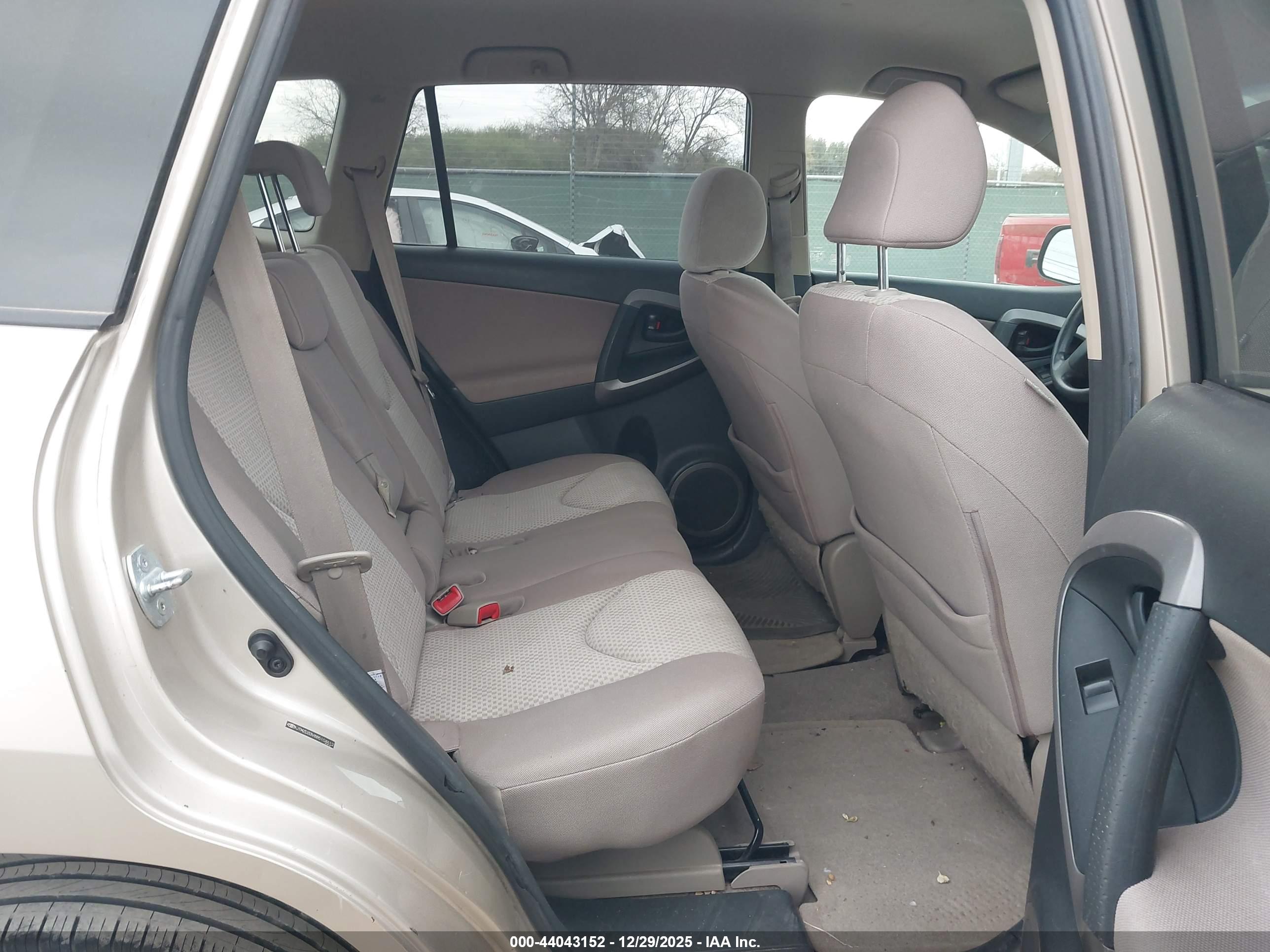 TOYOTA RAV4 image 8