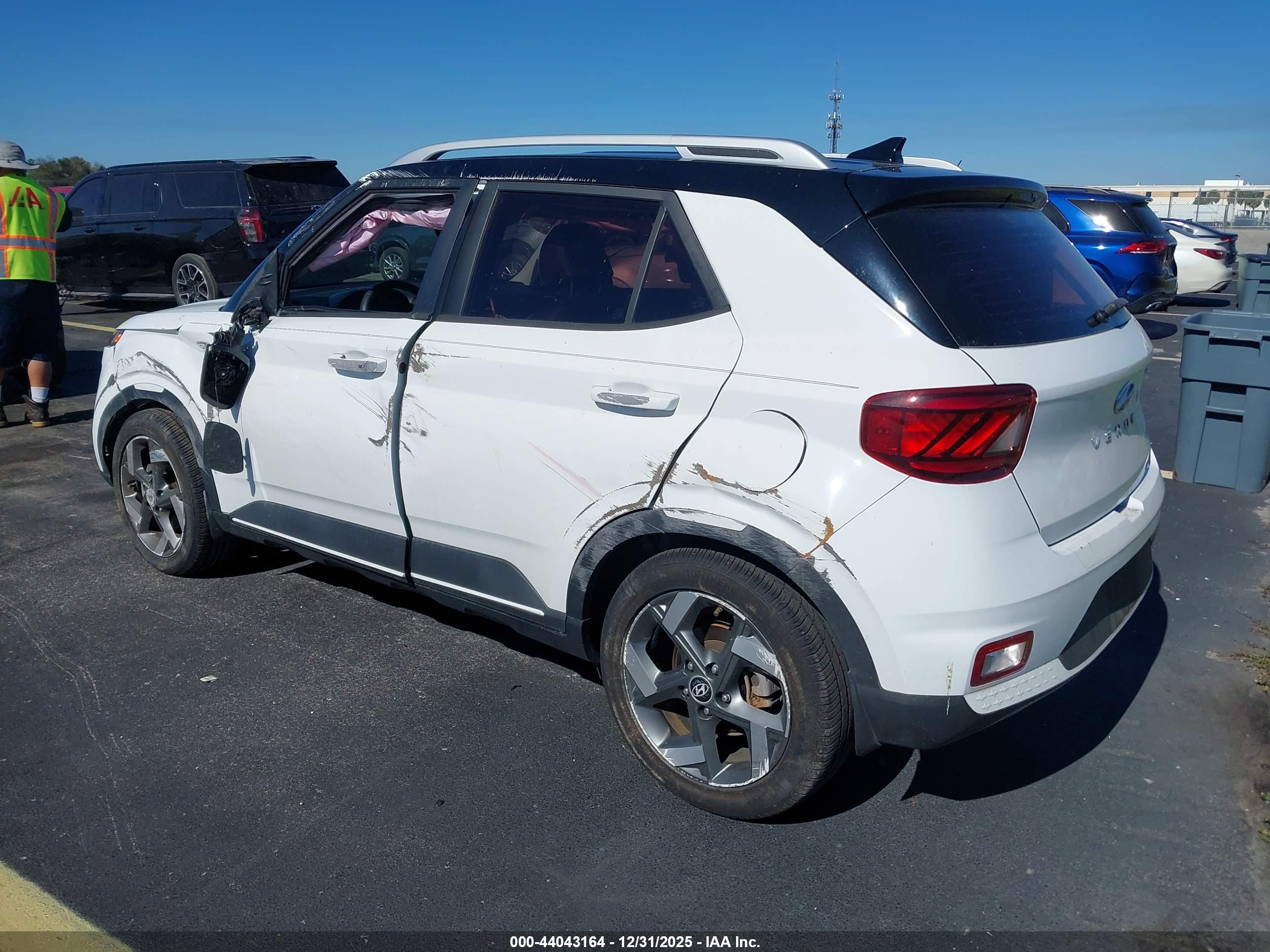 HYUNDAI VENUE image 3
