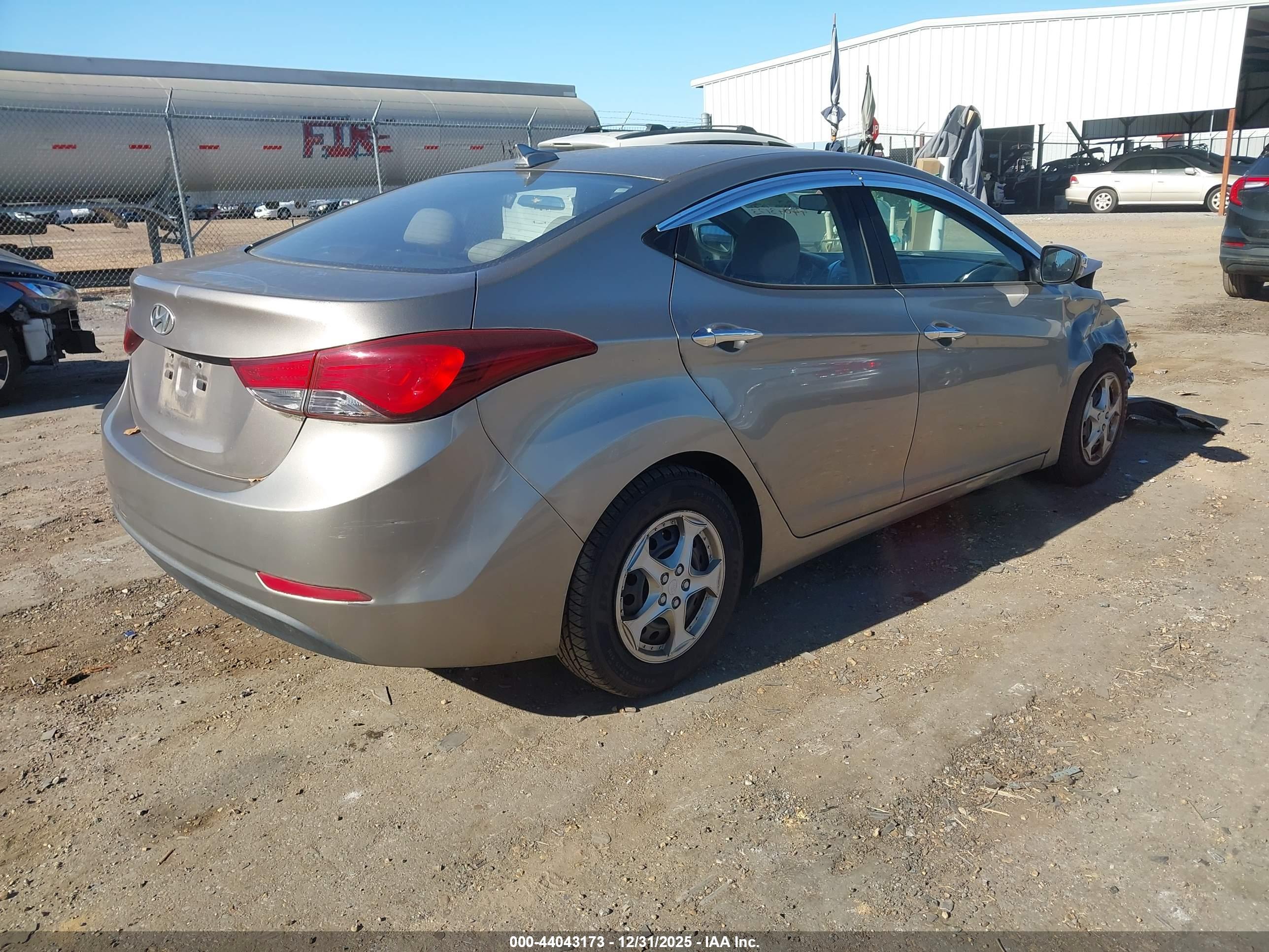 HYUNDAI ELANTRA image 4