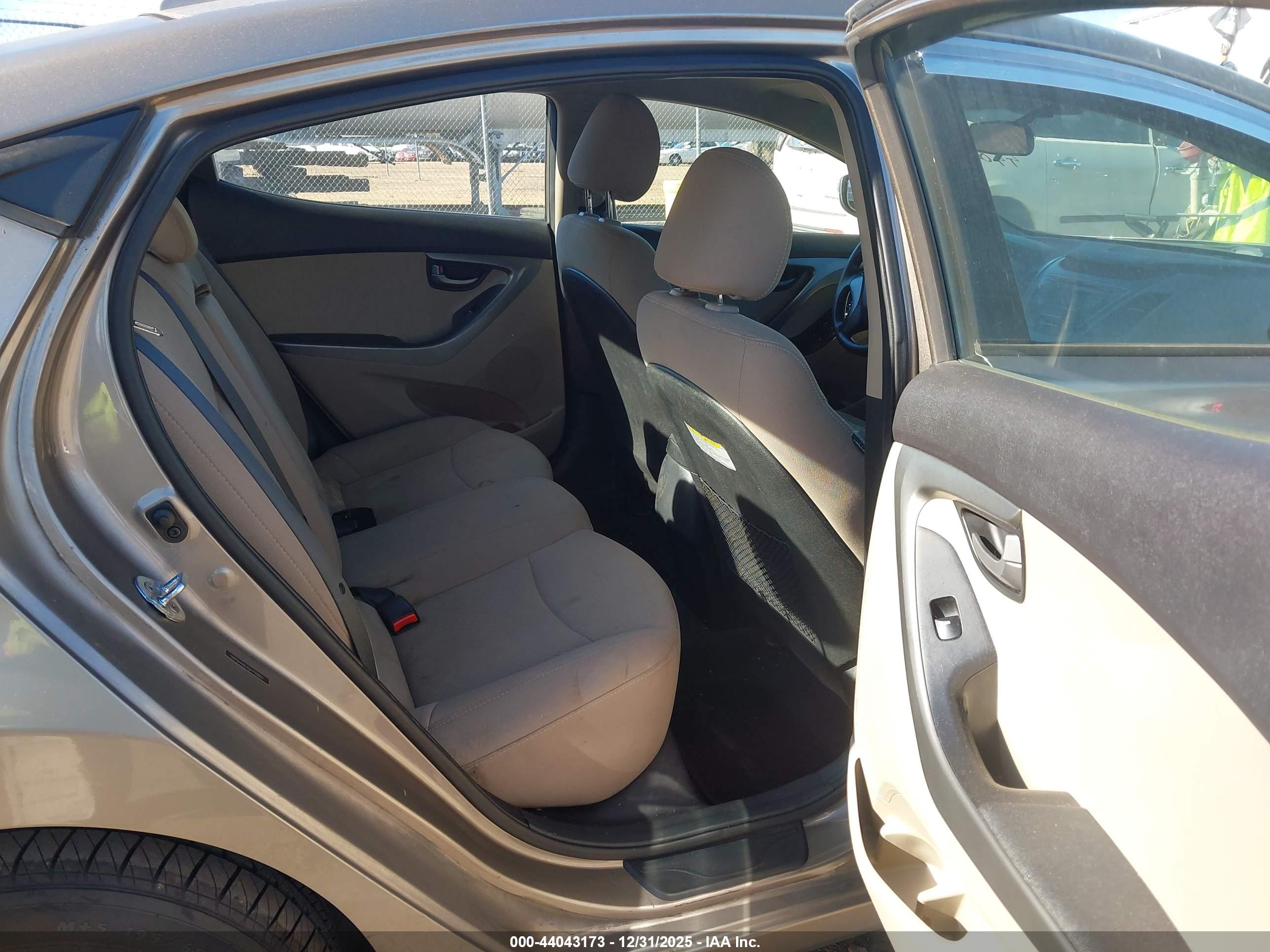 HYUNDAI ELANTRA image 8