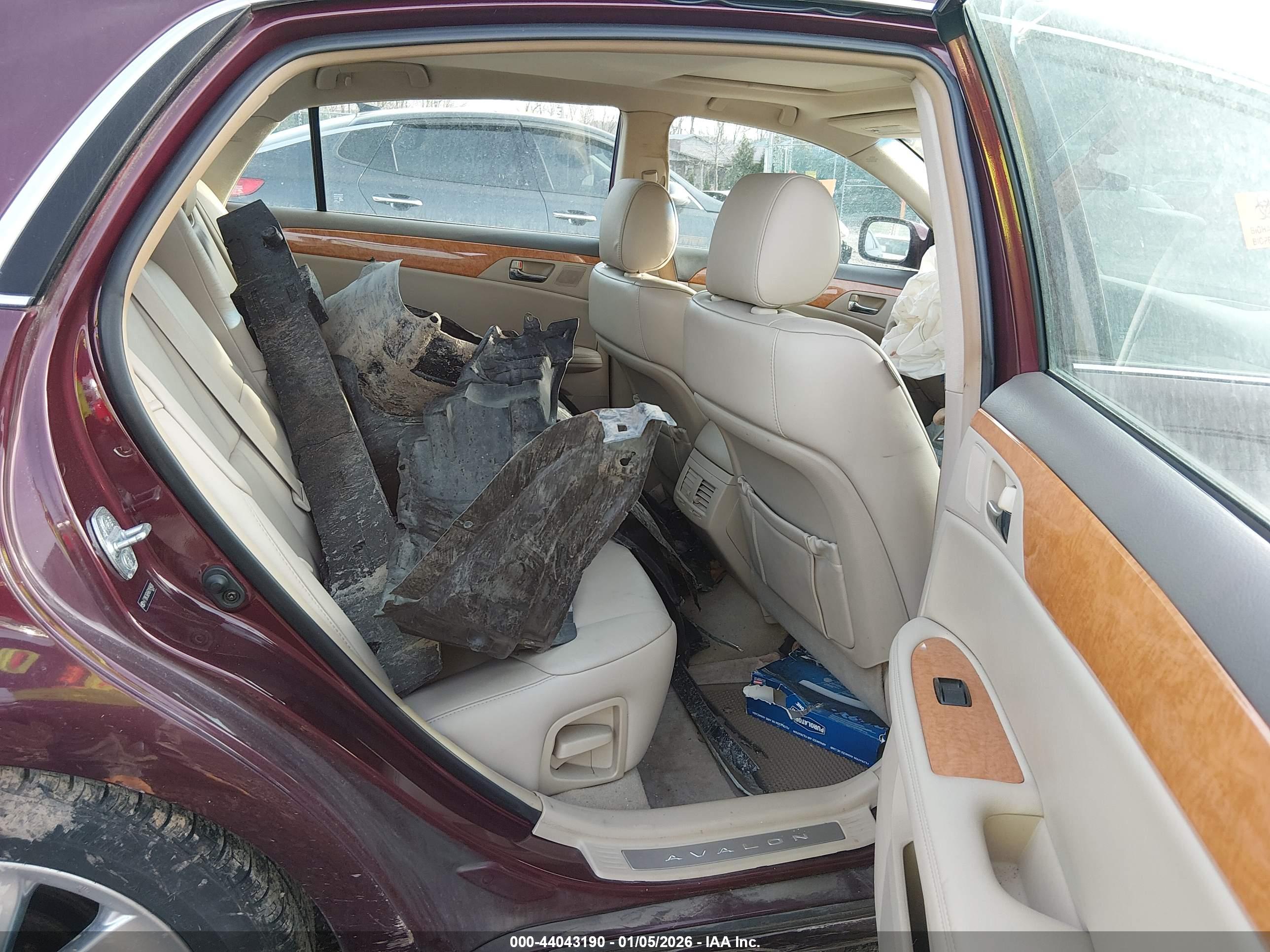 TOYOTA AVALON image 8