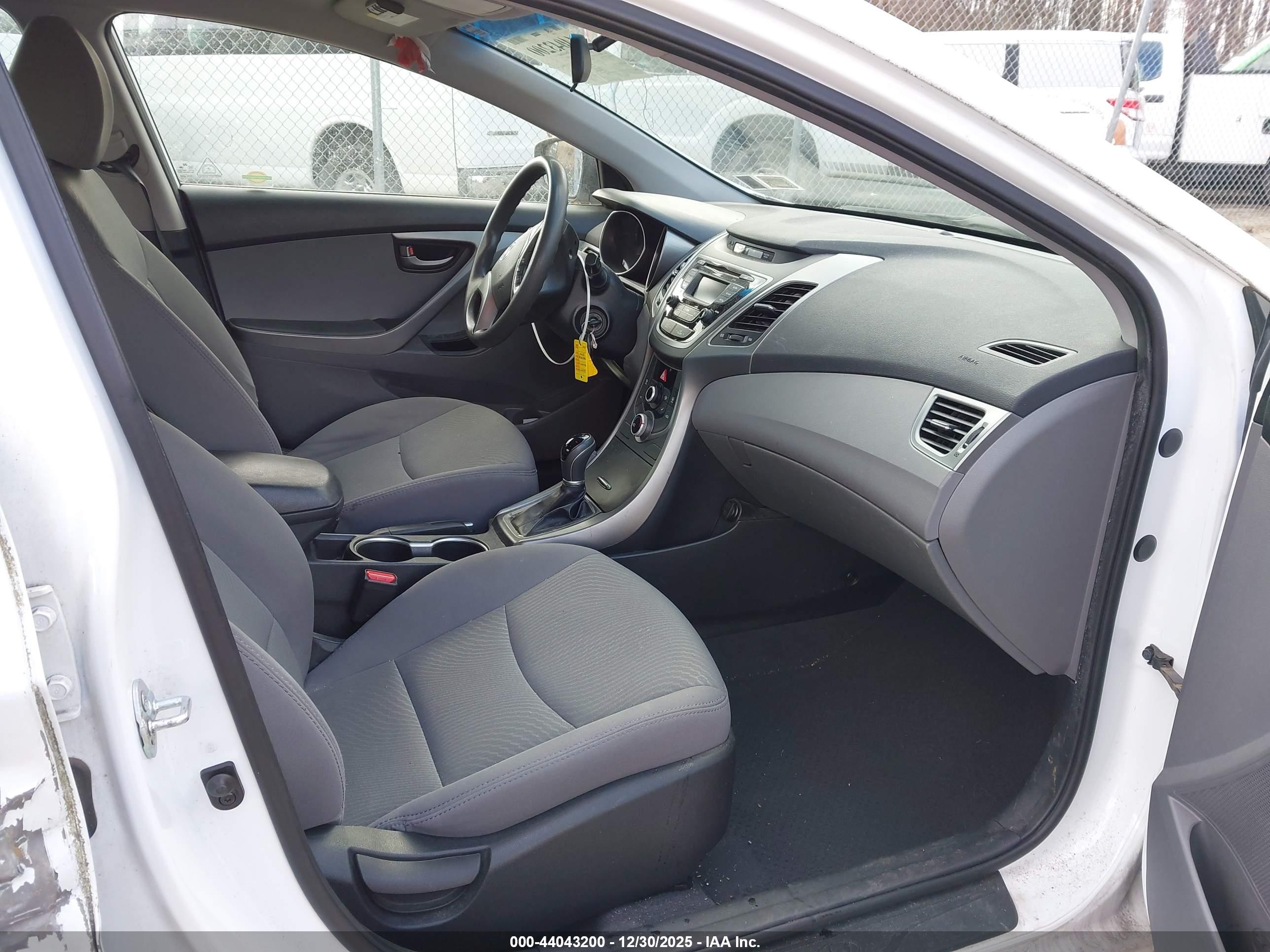 HYUNDAI ELANTRA image 5