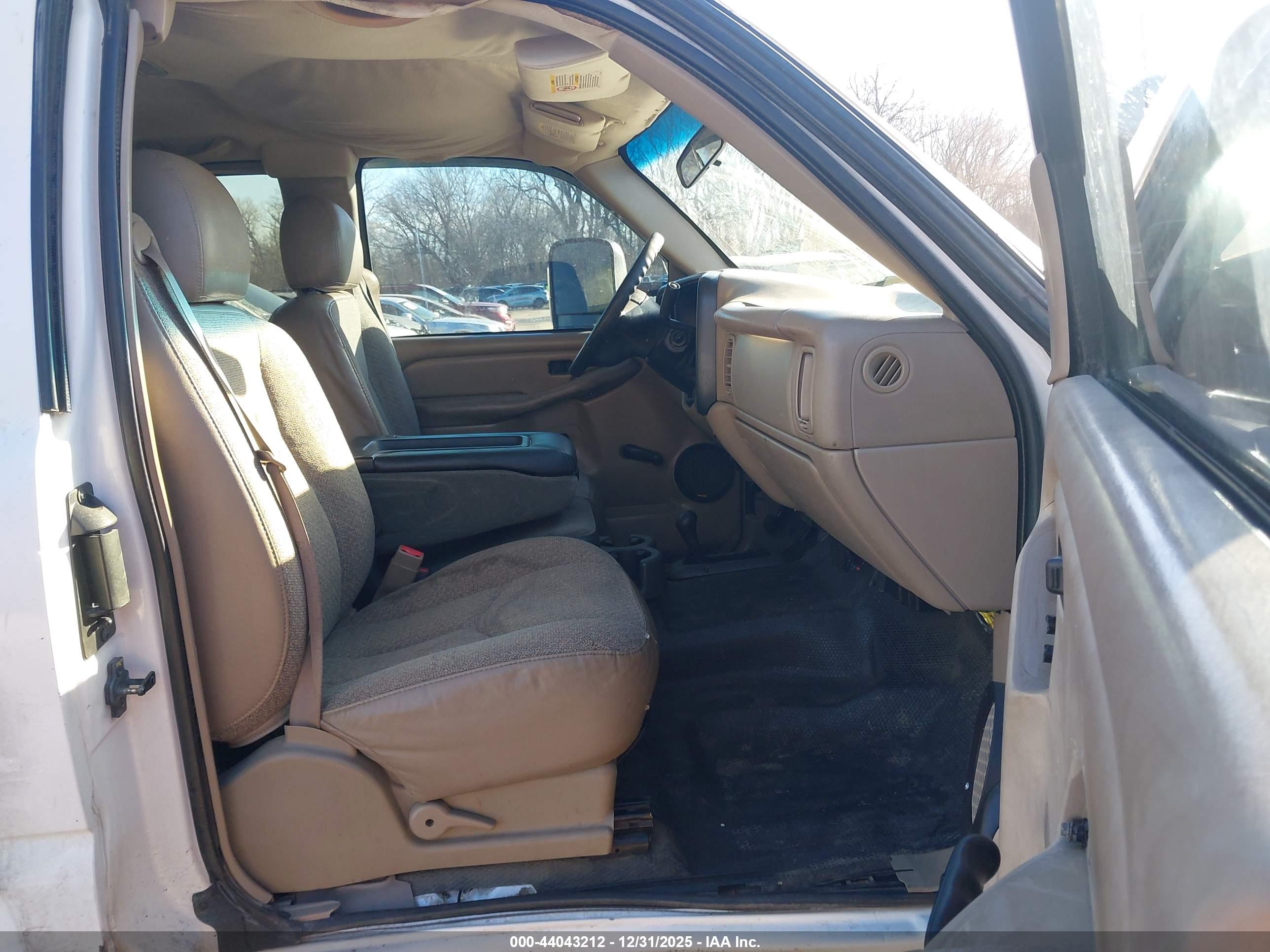 CHEVROLET SILVERADO image 5